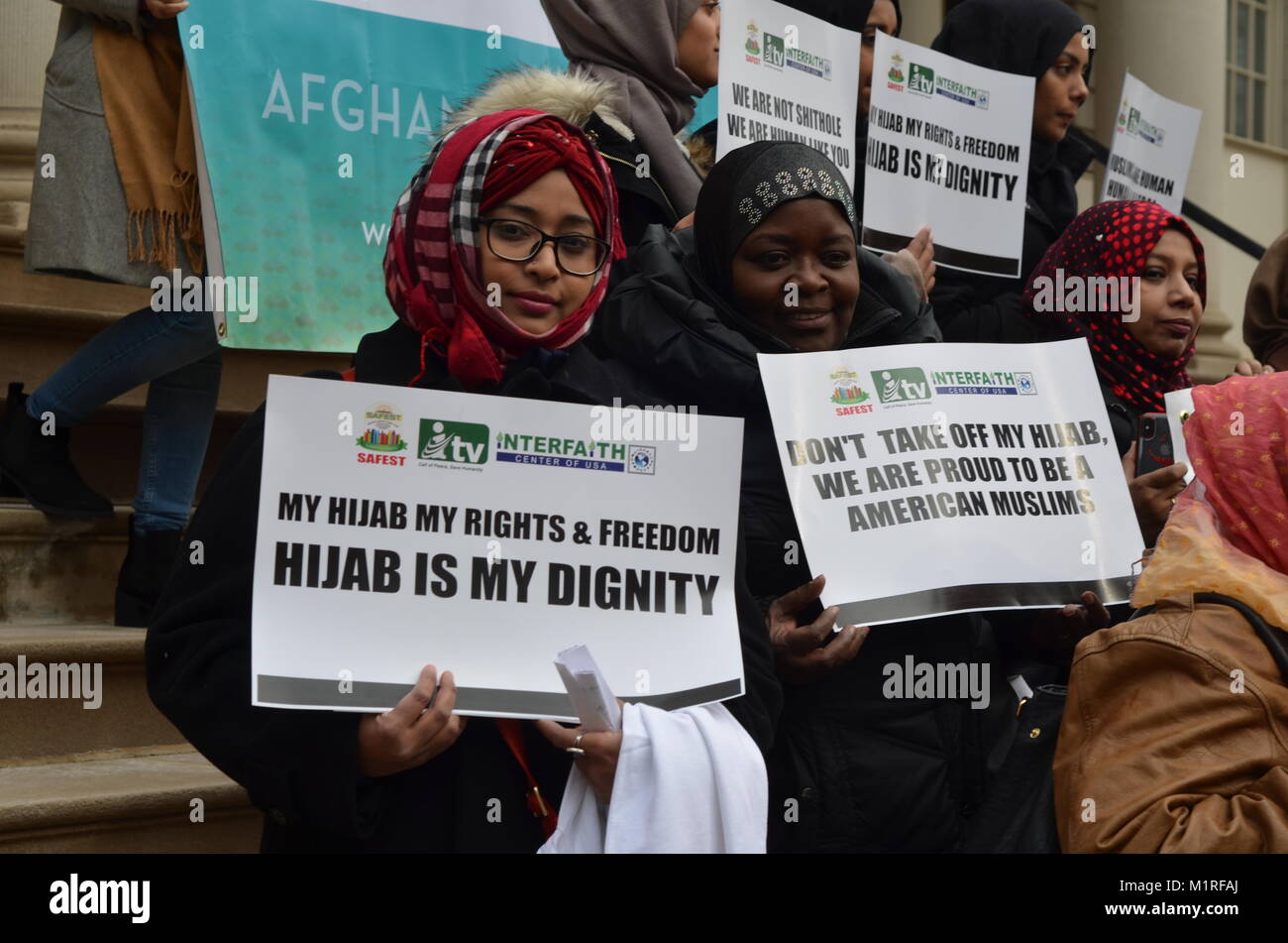 La città di New York, Stati Uniti d'America. 01 feb 2018. Musulmani e non musulmani donne si riuniscono a New York City Hall di giovedì, 1 febbraio 2018 per celebrare il mondo Hijab giorno. La manifestazione annuale chiamate per un giorno di solidarietà con le donne musulmane per la lotta contro l'intolleranza e la discriminazione e incoraggia la non-Le donne musulmane di indossare un Hijab nella solidarietà. Una donna hijabi tenendo un cartello di "hijab è mio diritto & libertà, hijab è la mia dignità' Credito: Ryan Rahman/Alamy Live News Foto Stock