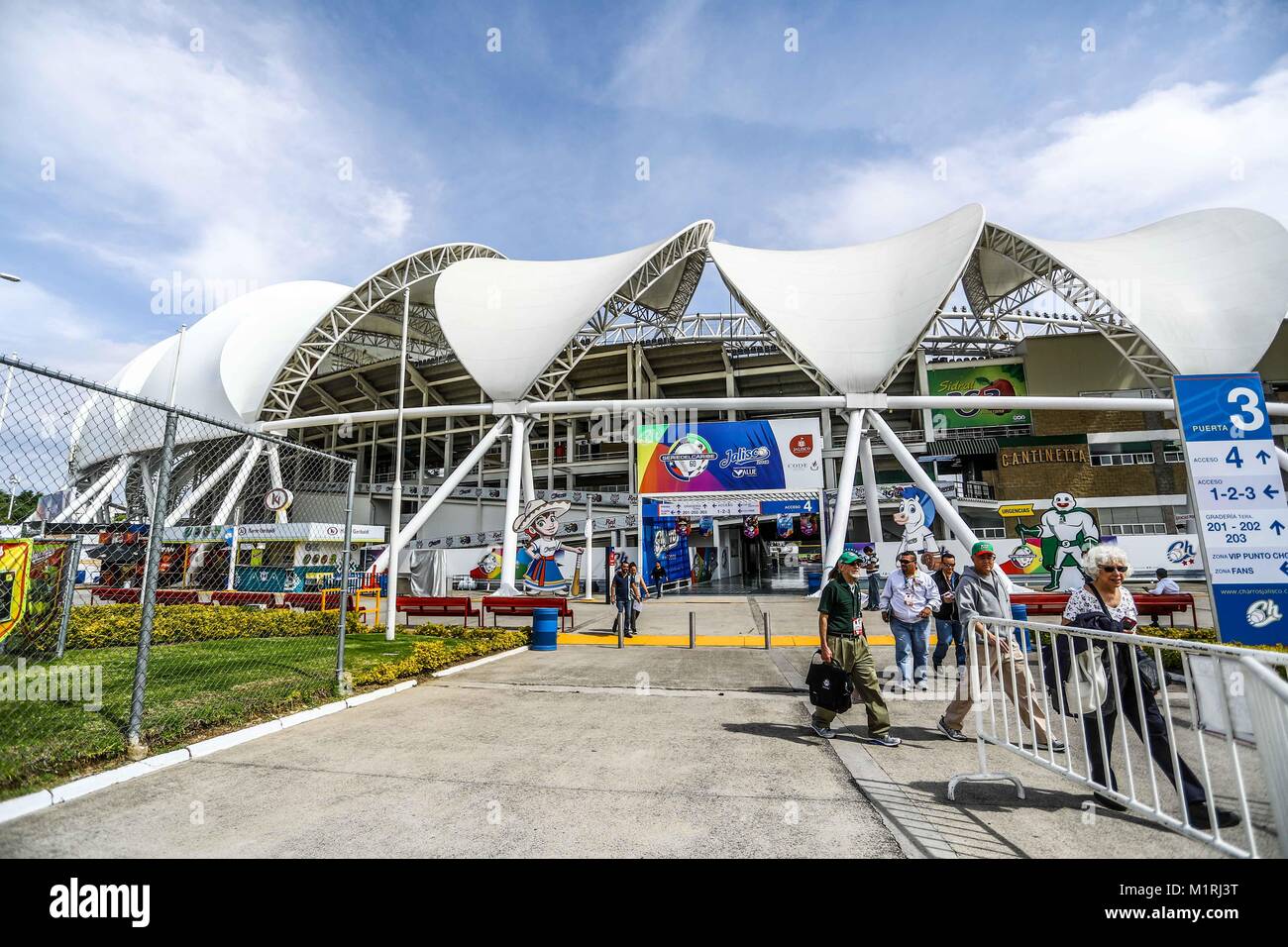 Guadalajara, Jalisco, Messico. Il 1 febbraio, 2018. Caraibi Serie 2018. Aspetti della panamericana di stadio o stadio di Los Charros de Jalisco, prima di iniziare la procedura di domani partito di baseball di Serie del Caribe 2018 che si terrà a Guadalajara Jalisco. Le ventole sono cercando gli ultimi biglietti presso il box office di oggi e iniziare a vendere il jersey e cappello ufficiale della squadra messicano nonché la Cuba, Repubblica Dominicana e Venezuela e Porto Rico. Febbraio 1, 2018 Credit: NortePhoto.com/Alamy Live News Foto Stock