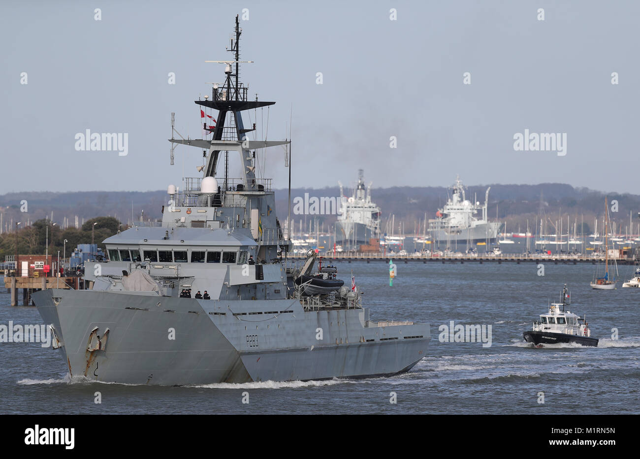 La Royal Navy classe fiume nave pattuglia HMS Mersey lascia il porto di Portsmouth come ella capi al mare. Foto Stock