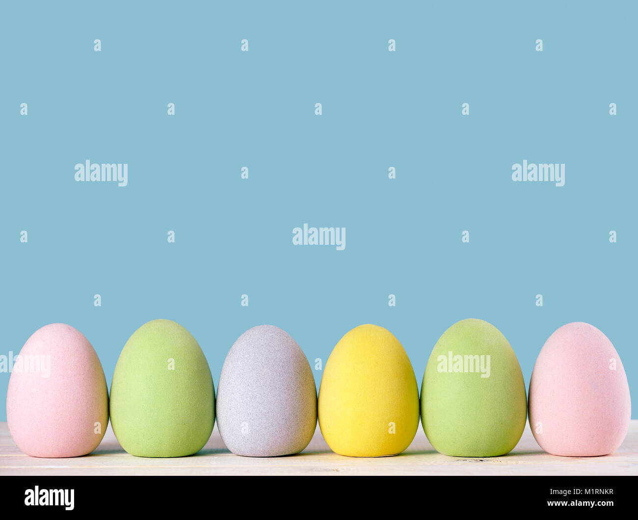 Uova di Pasqua in fila Foto Stock