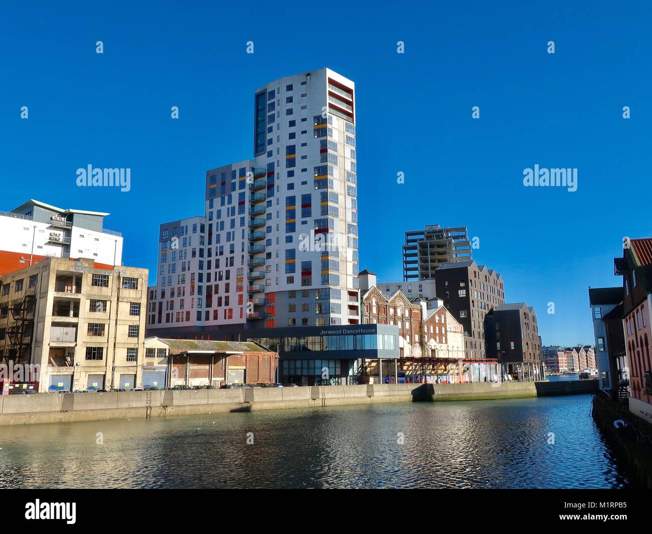 Costruzioni abbandonate a fianco di moderni appartamenti / appartamenti al Lungomare di Ipswich marina. Suffolk, Regno Unito. Febbraio 2018. Foto Stock