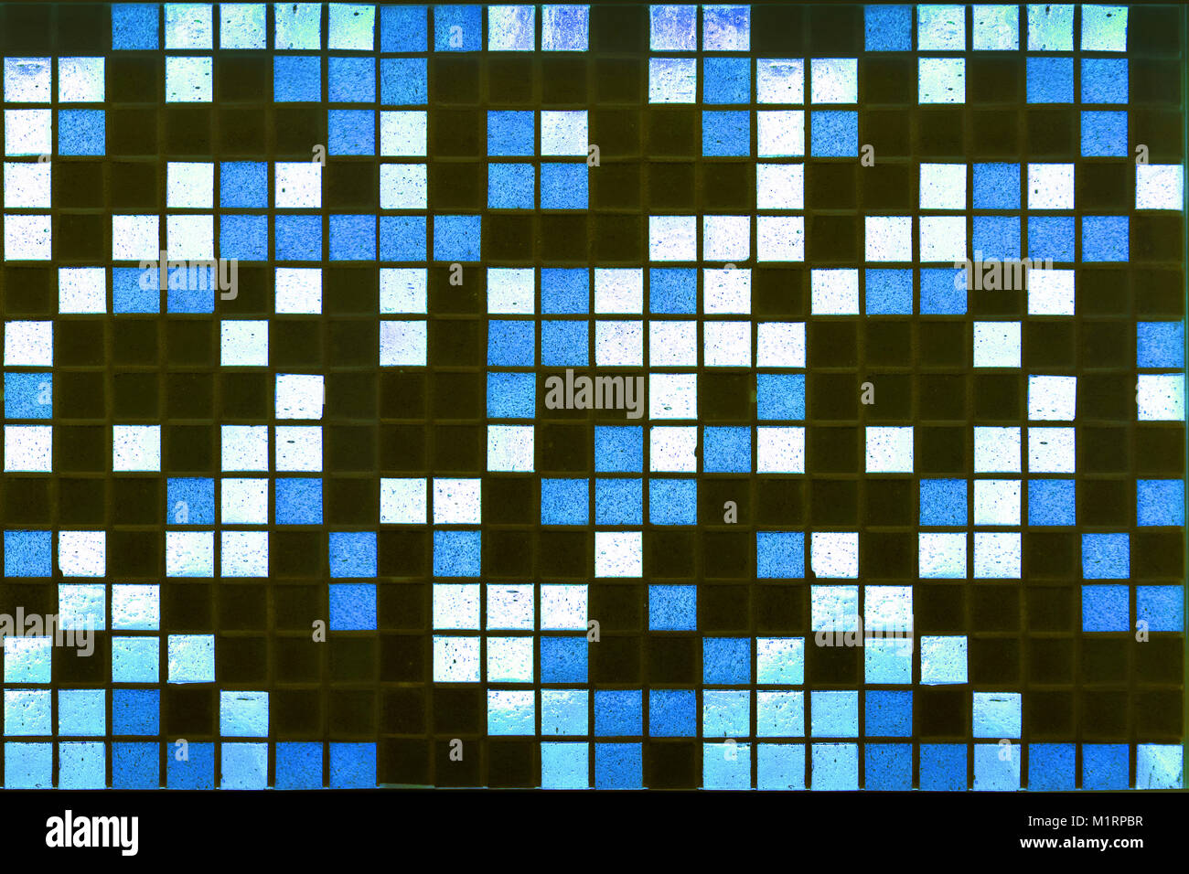 Background: piccolo bagno con mosaici di piastrelle / effetto negativo Foto Stock