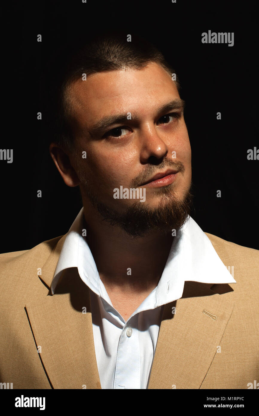 Ritratto di un uomo su uno sfondo nero. giovane uomo close up ritratto, su sfondo nero Foto Stock