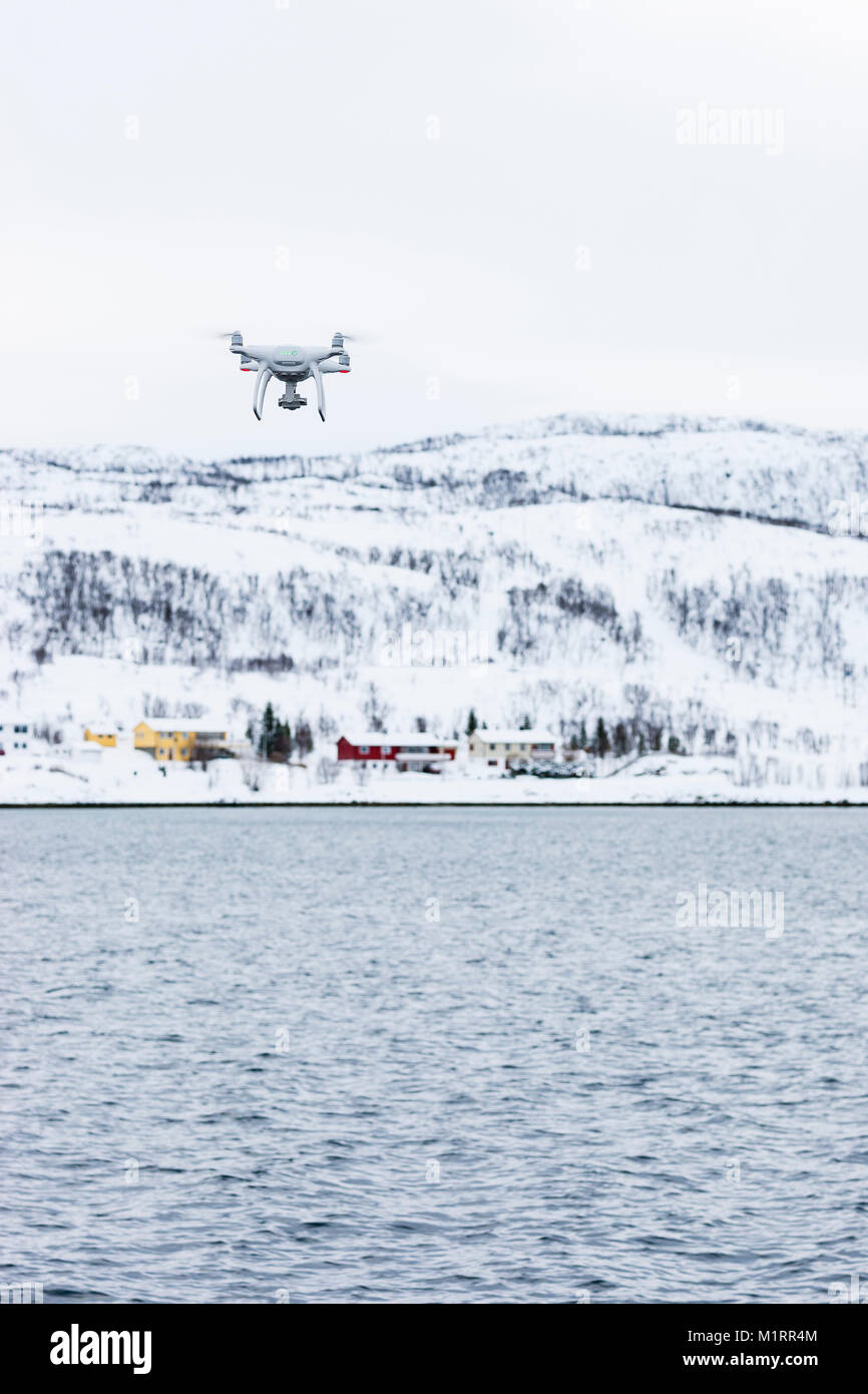 La Norvegia. Piccolo drone in volo sopra il fiordo norvegese. Foto Stock