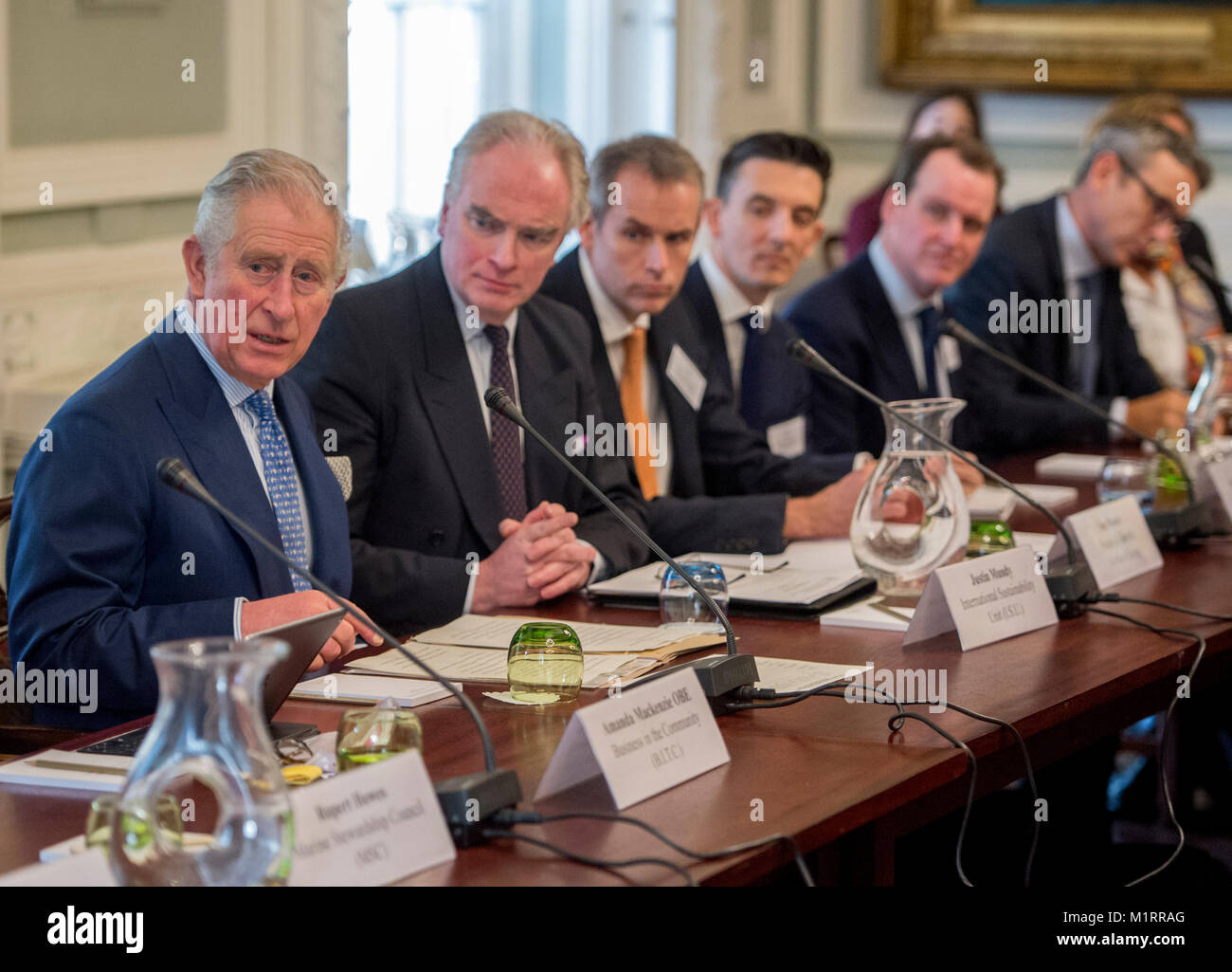 Il Principe di Galles (sinistra) per partecipare ad una riunione dei principali stakeholder di plastica e i business leader per discutere il ruolo delle materie plastiche per l'economia e le misure che possono essere adottate per prevenire accumuli negli oceani, al Carlton House terrazza a Londra. Foto Stock