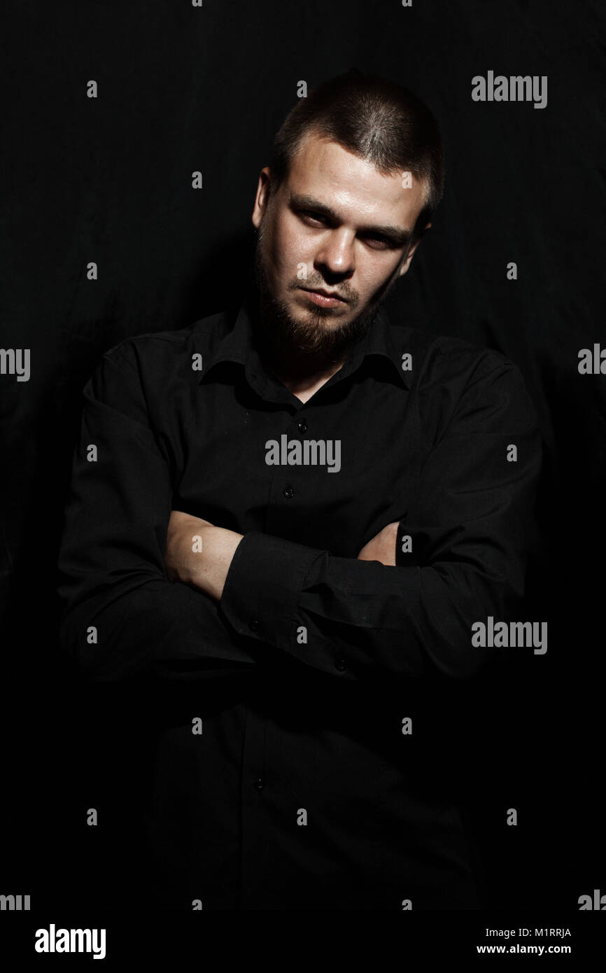Ritratto di un uomo su uno sfondo nero. giovane uomo close up ritratto, su sfondo nero Foto Stock