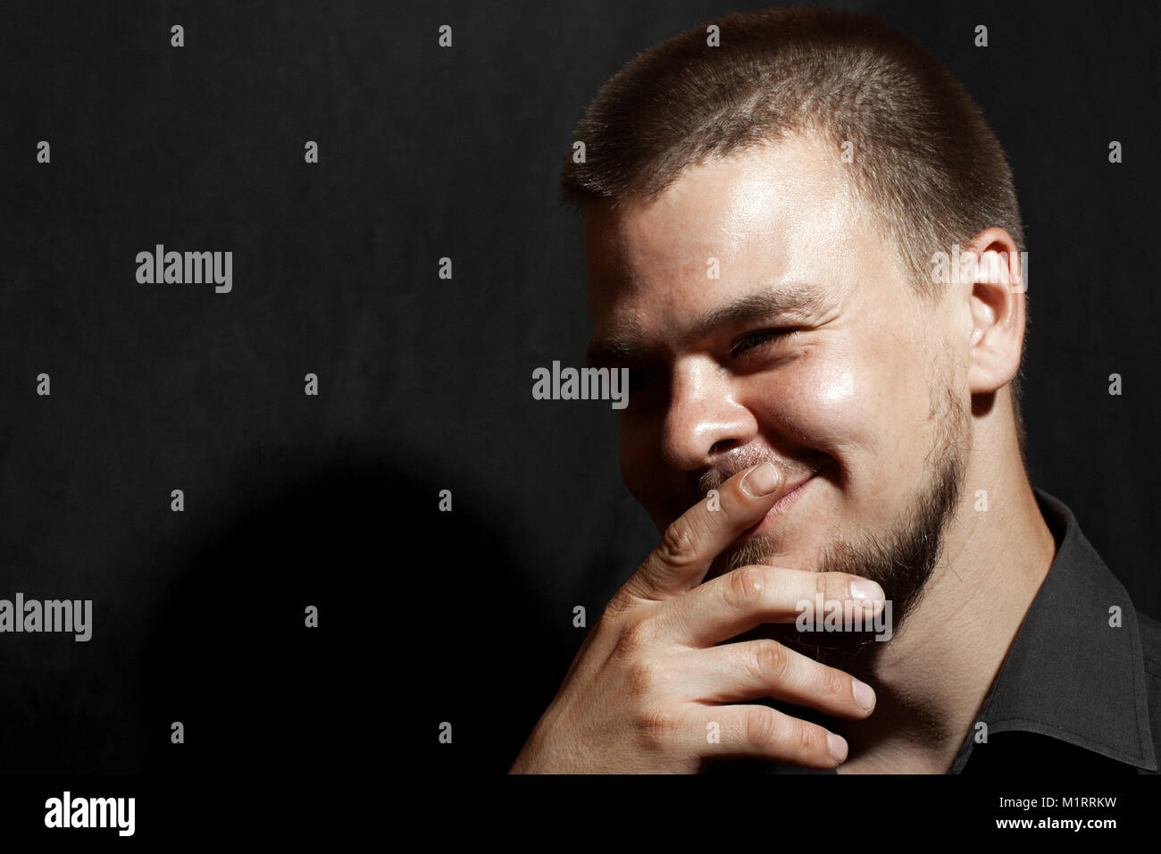 Ritratto di un uomo su uno sfondo nero. giovane uomo close up ritratto, su sfondo nero Foto Stock