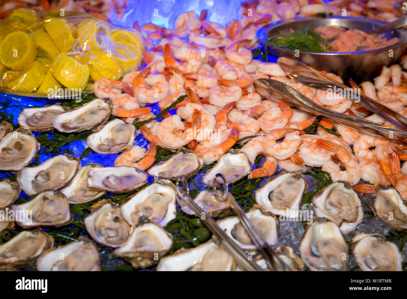 Gamberi e stazione di ostrica a una cena a buffet, Naples, Florida, Stati Uniti d'America Foto Stock