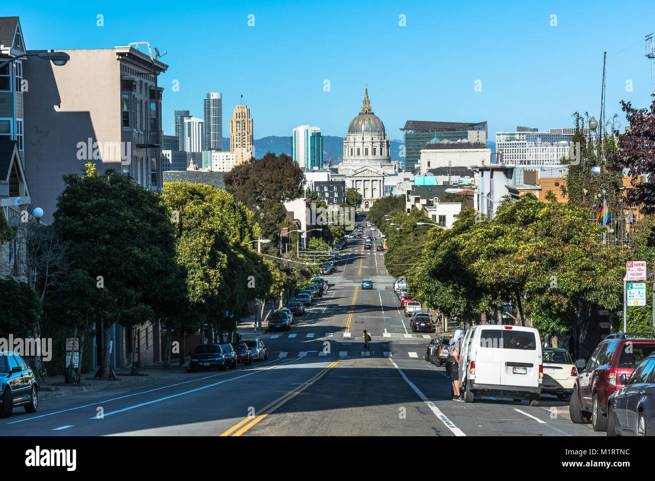 San Francisco, California, Stati Uniti d'America - 15 Giugno 2017 : San Francisco City Hall vista da Fulton Street Foto Stock