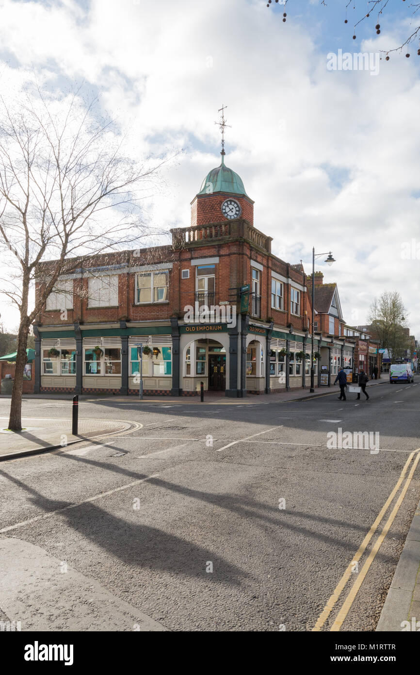 Vecchio Emporium pub e luogo in cui ascoltare musica sulla strada principale a Fleet, Hampshire, Regno Unito Foto Stock