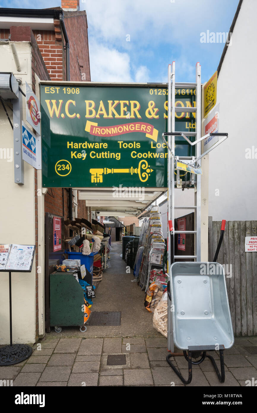 WC Baker e figlio di ferramenta e Hardware shop nella flotta, un'azienda a conduzione familiare che è stato operativo nella flotta per oltre cento anni Foto Stock