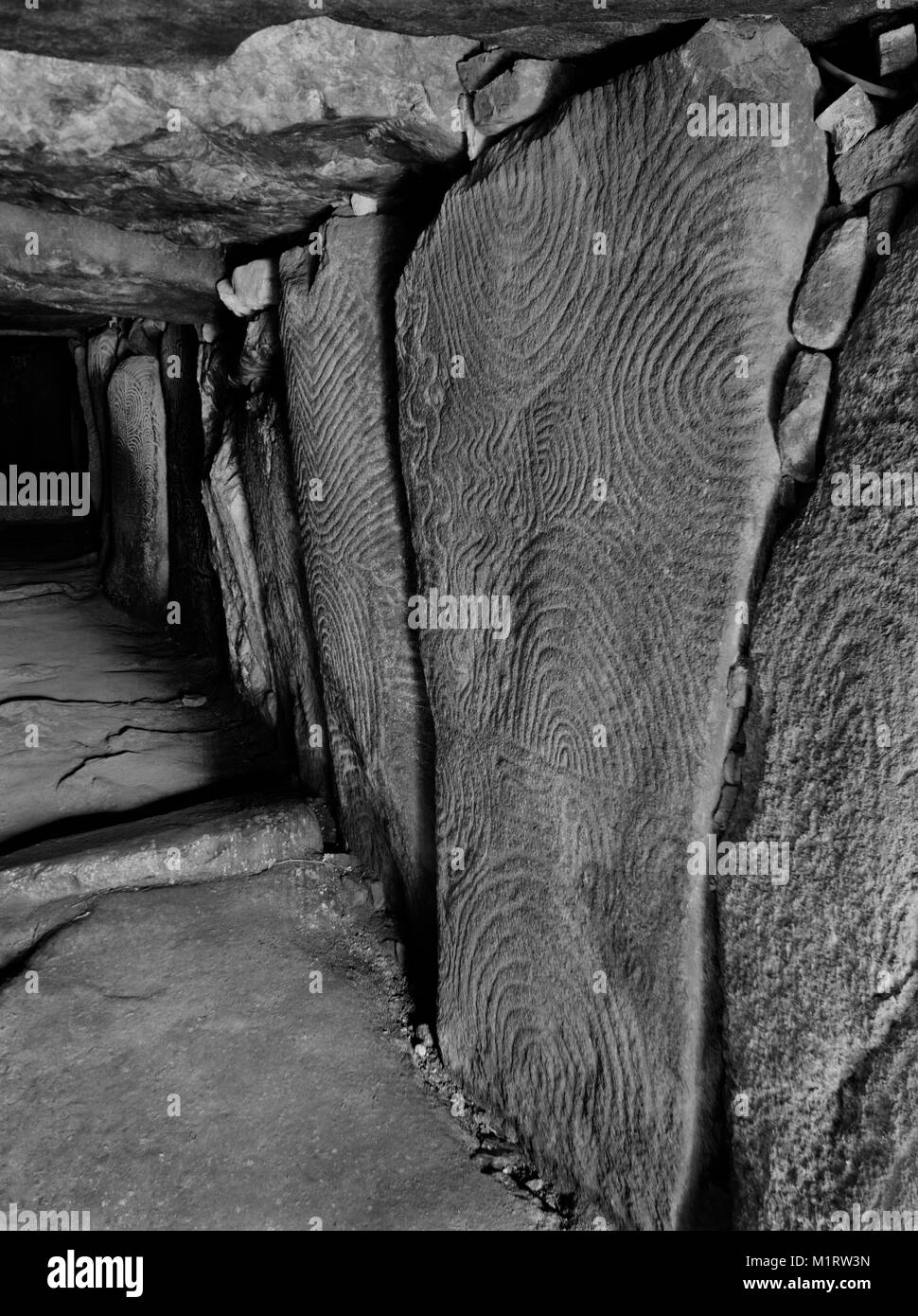 Arte megalitica all'interno della struttura neolitico (c 3500BC) passaggio grave, Morbihan, in Bretagna, Francia. Un passaggio di decorate orthostats conduce ad una camera. Foto Stock