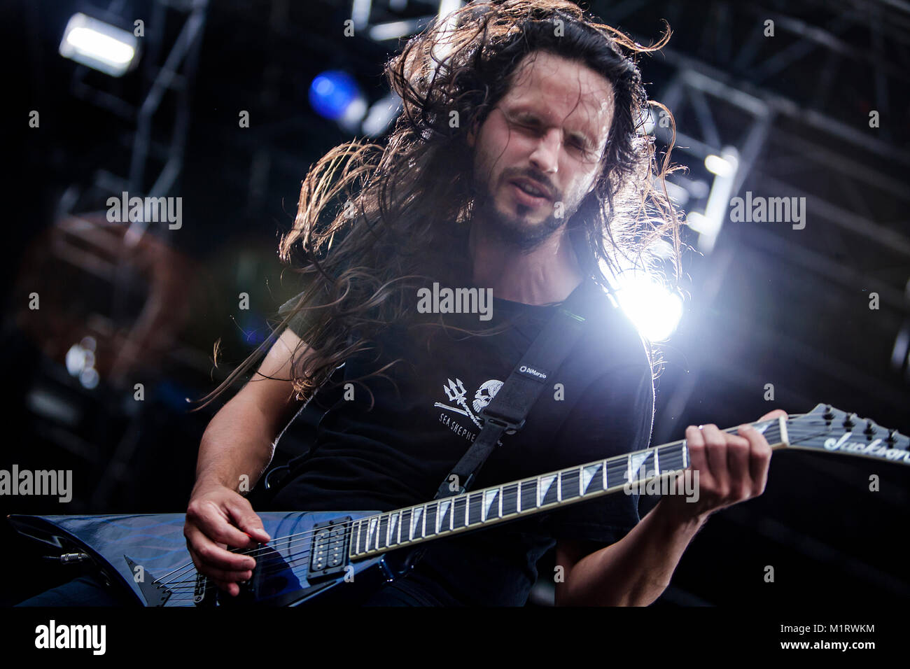 Il francese band death metal Gojira esegue un concerto dal vivo al Koengen a Bergen. Qui il chitarrista Christian Andreu è visto dal vivo sul palco. Norvegia, 19/06 2011. Foto Stock