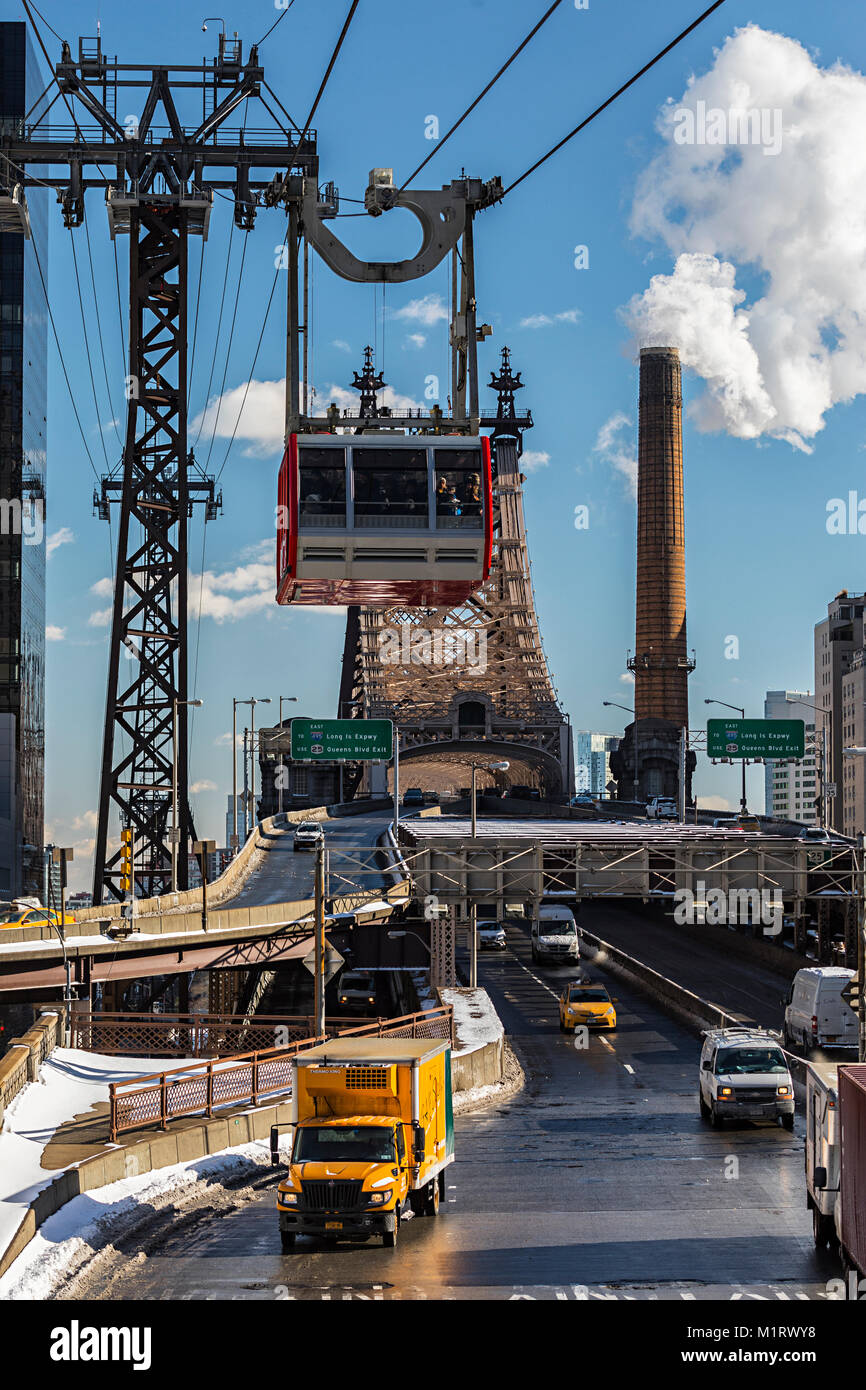 Vista di cavo auto che collega centro di Manhattan e Roosevelt island in New York City, Queensboro Bridge in background Foto Stock