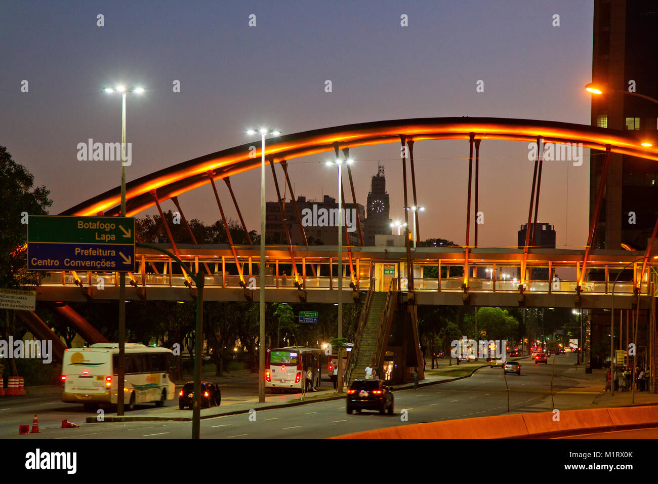 Alba al Presidente Vargas Avenue con illuminati ponte passando oltre e che connettono la stazione della metropolitana di Rio de Janeiro, Brasile Foto Stock