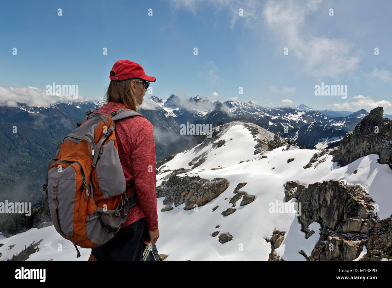 WA13199-00...escursionista sulla cima della montagna Snoqualmie in Mount Baker - Snoqualmie National Forest. Foto Stock