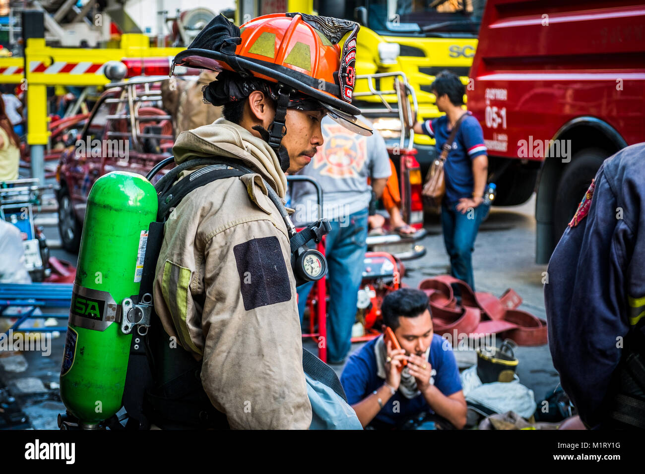 Tailandia Bangkok - 29 Gennaio 2018 : i Vigili del Fuoco si preparano a lavorare,l'incendio al mercato Sampheng. Foto Stock