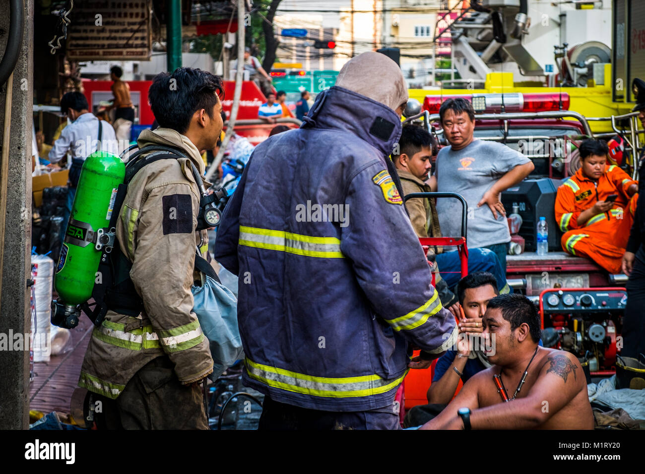 Tailandia Bangkok - 29 Gennaio 2018 : i Vigili del Fuoco si preparano a lavorare,l'incendio al mercato Sampheng. Foto Stock