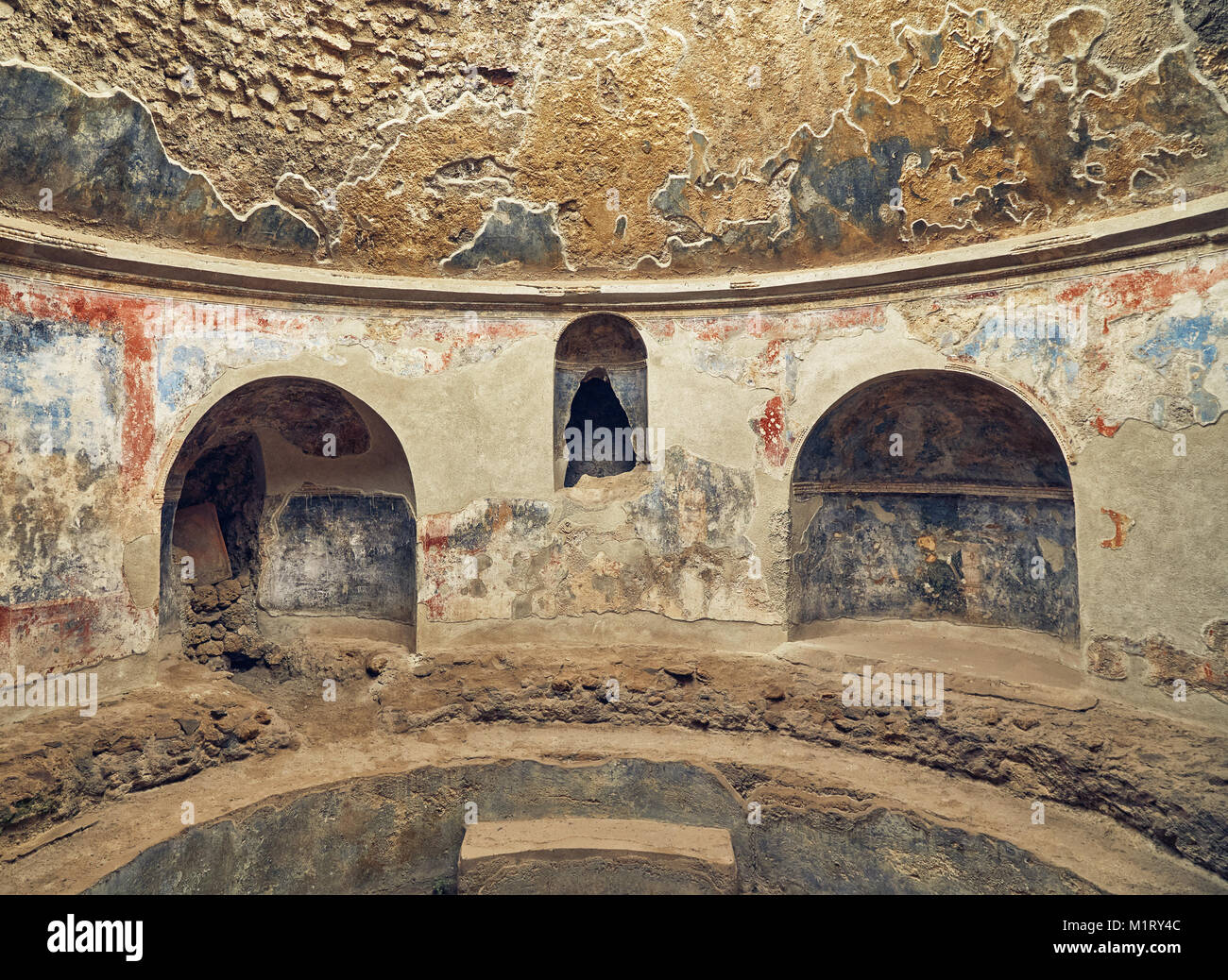 Interno di uno dei bagni nelle vasche Stabian Pompei in Italia con parzialmente conservati affreschi Foto Stock