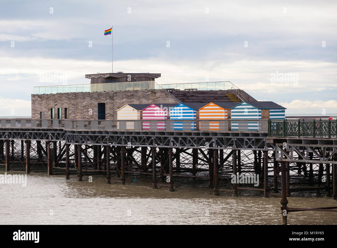 Hastings pier da architetti dRMM inverno 2017, east sussex, Regno Unito. Bandiera arcobaleno battenti Foto Stock