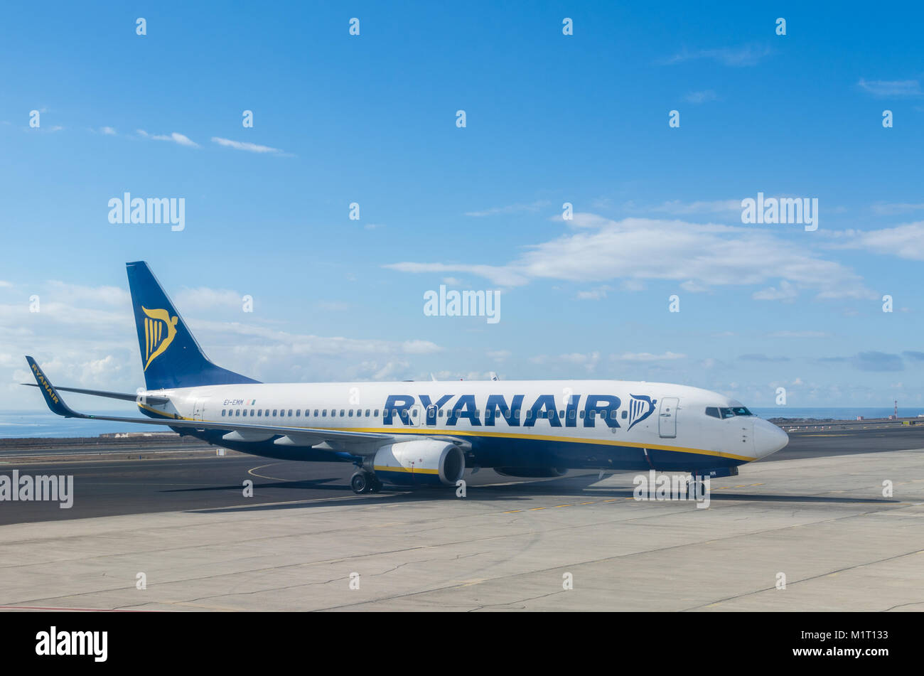 A Ryanair Boeing 737-800 serie Aeromobili in rullaggio a South-Tenerife aeroporto, Isole Canarie, Spagna Foto Stock