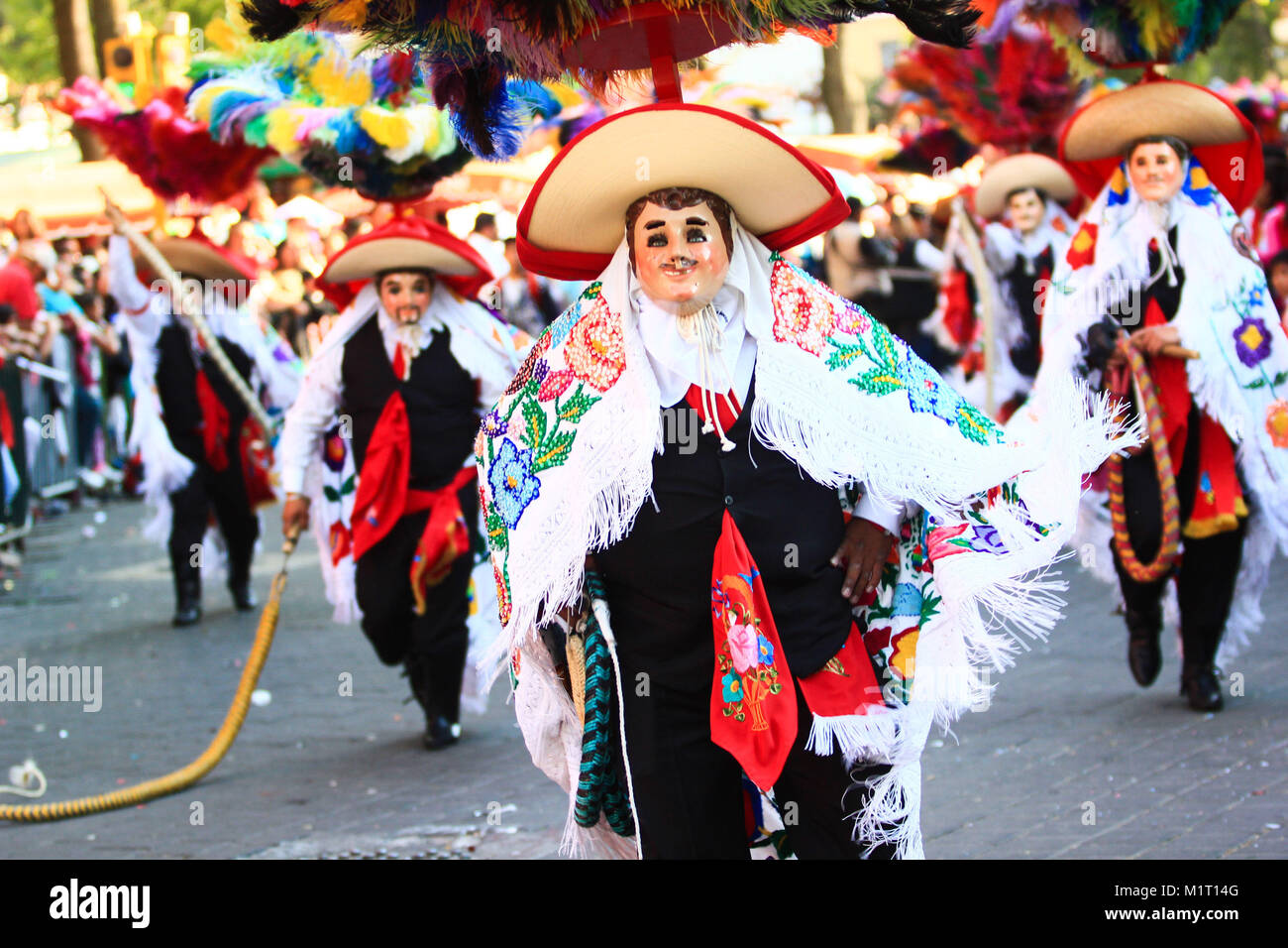 Gli uomini messicani vestito con il tradizionale messicano costumi di carnevale  messicano, mantelli decorati con paillettes, sombrero con piuma. solo uso  editoriale Foto stock - Alamy