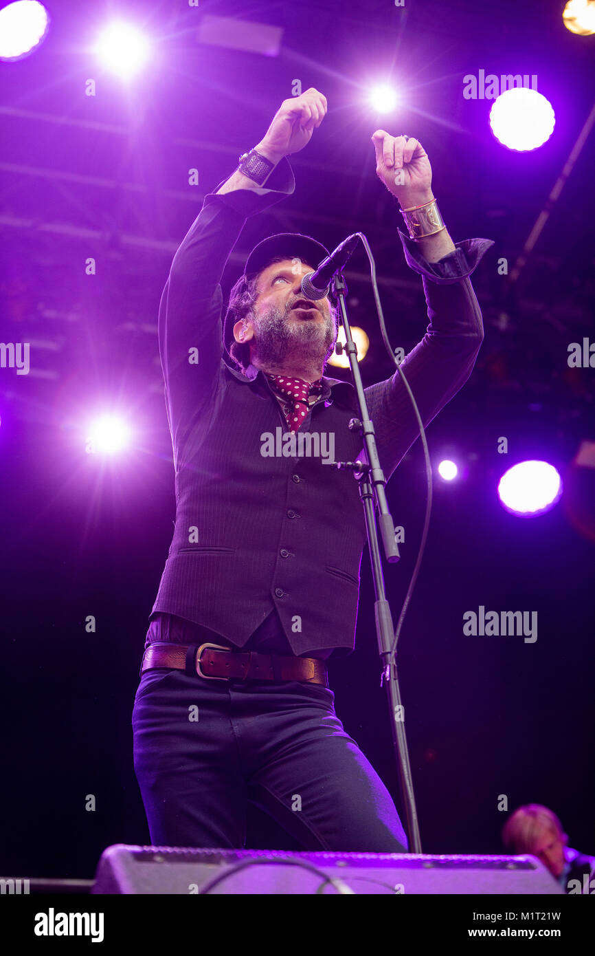 La American band alternative rock Mercury Rev esegue un concerto dal vivo presso il norvegese music festival Bergenfest 2016. Qui cantante, compositore e musicista Jonathan Donahue è visto dal vivo sul palco. Norvegia, 16/06 2016. Foto Stock