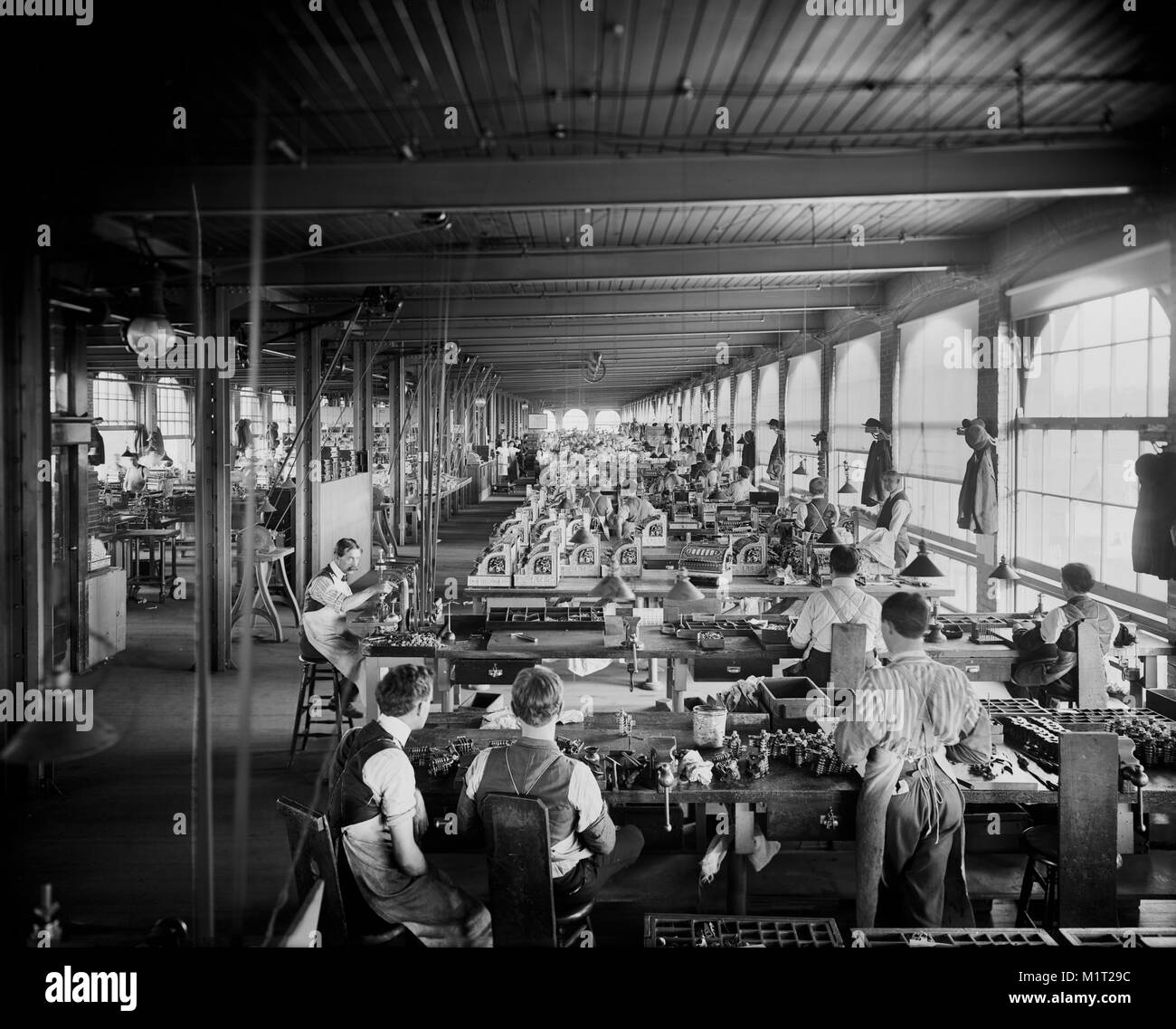 I lavoratori di sesso maschile, Reparto di montaggio, National Cash Register, Dayton, Ohio, Stati Uniti d'America, William Henry Jackson per Detroit Publishing Company, 1902 Foto Stock