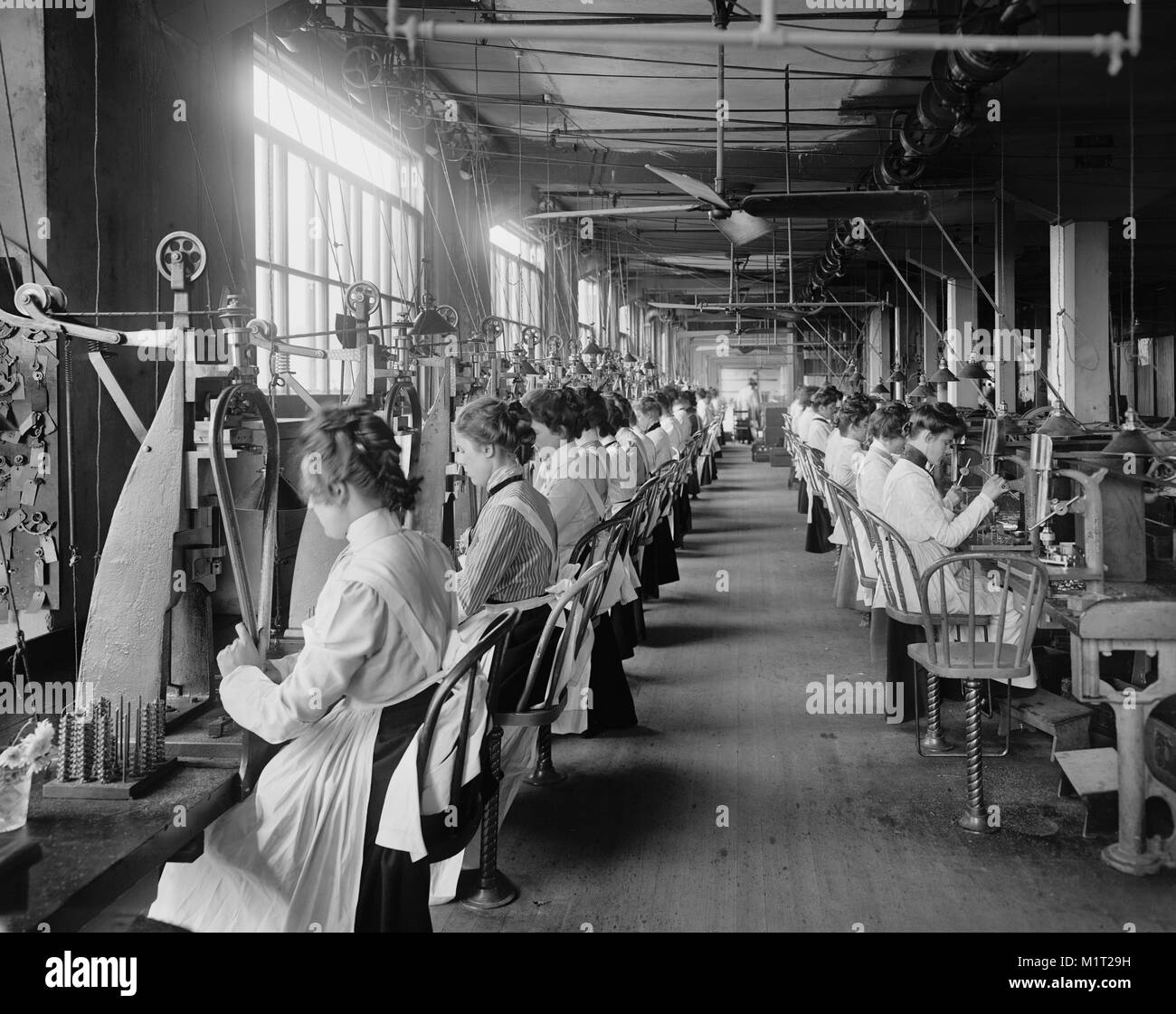 I lavoratori di sesso femminile, bloccare e forare il Dipartimento Nazionale, registratore di cassa, Dayton, Ohio, Stati Uniti d'America, William Henry Jackson per Detroit Publishing Company, 1902 Foto Stock