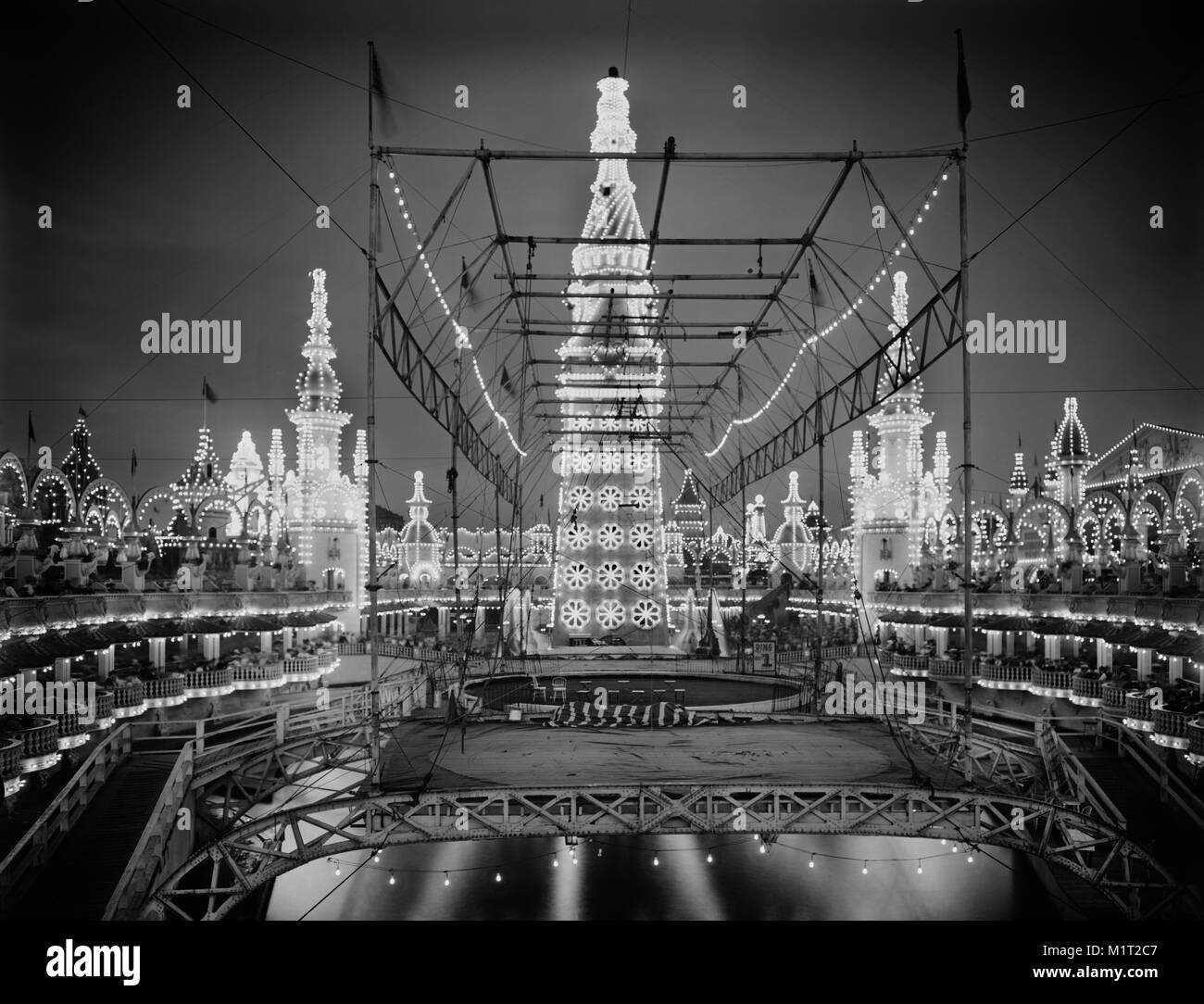 Torri illuminate di notte, il luna park di Coney Island, New York, Stati Uniti d'America, Detroit Publishing Company, 1905 Foto Stock