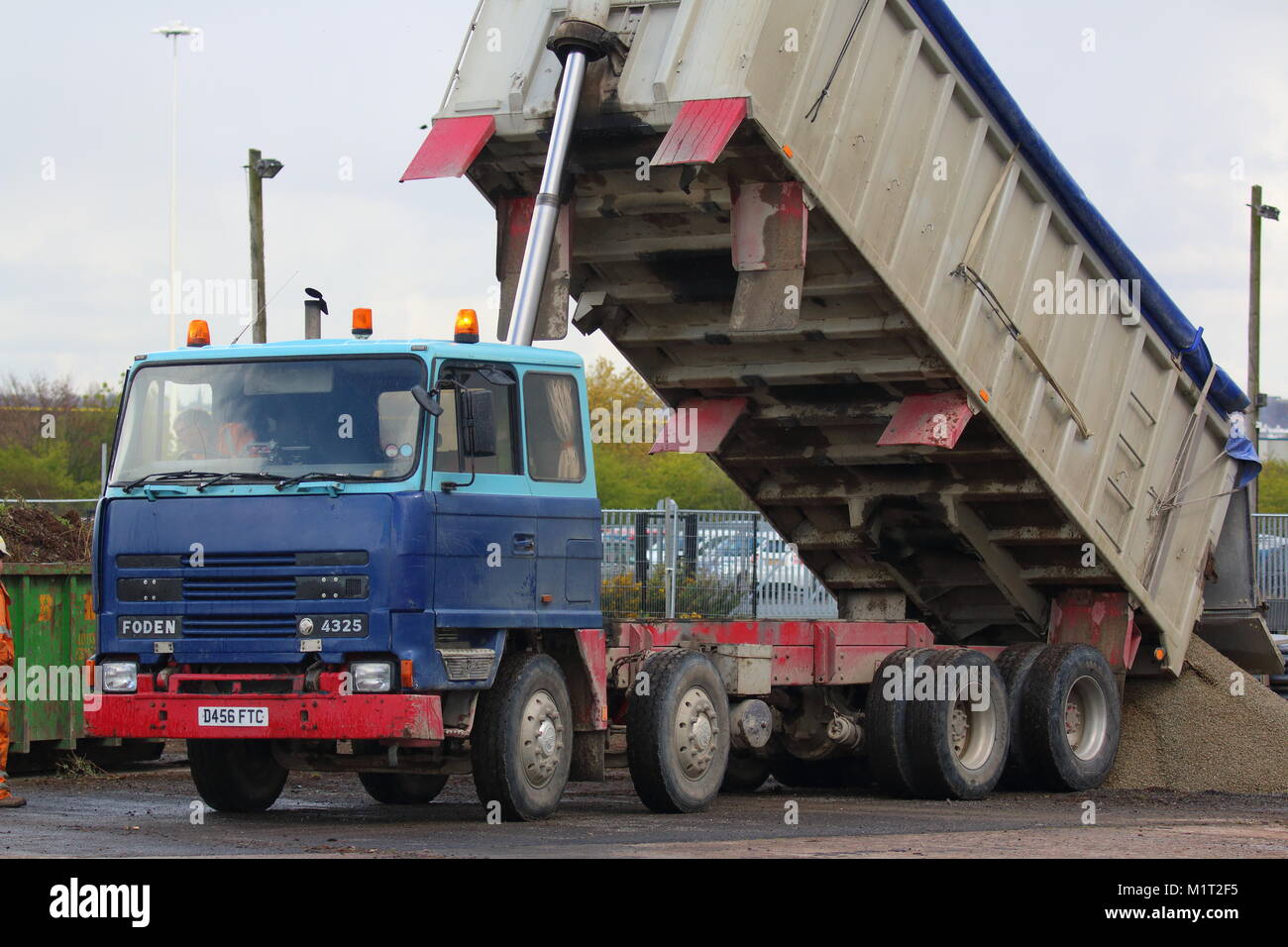 Un 1987 Foden camion arriva sul sito di suggerimento è carico di aggregazione durante la costruzione di Elland Road Park & Ride schema costruito da Carillion Foto Stock