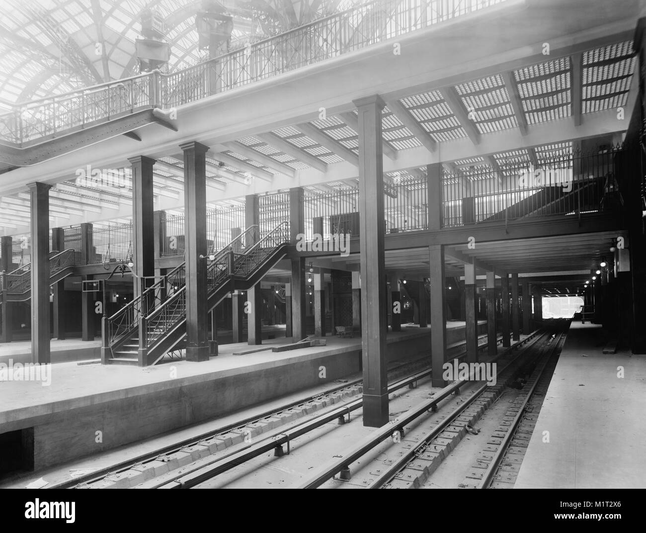 Livello di traccia che mostra le scale e ascensori, Pennsylvania Station, New York New York, Stati Uniti d'America, Detroit Publishing Company, 1910 Foto Stock