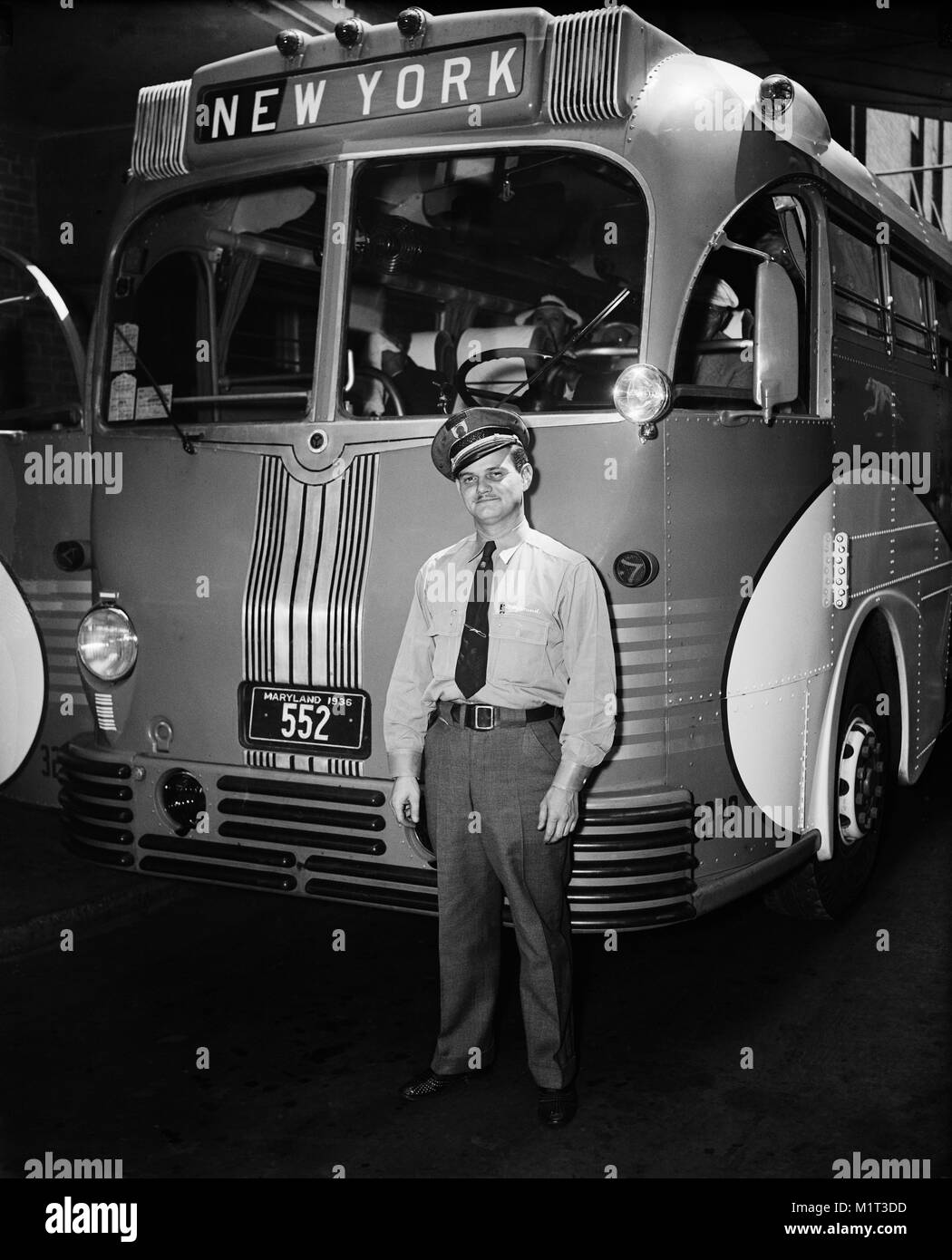 Linee Greyhound Bus Driver in piedi accanto al Bus diretti per New York, Harris & Ewing, 1937 Foto Stock