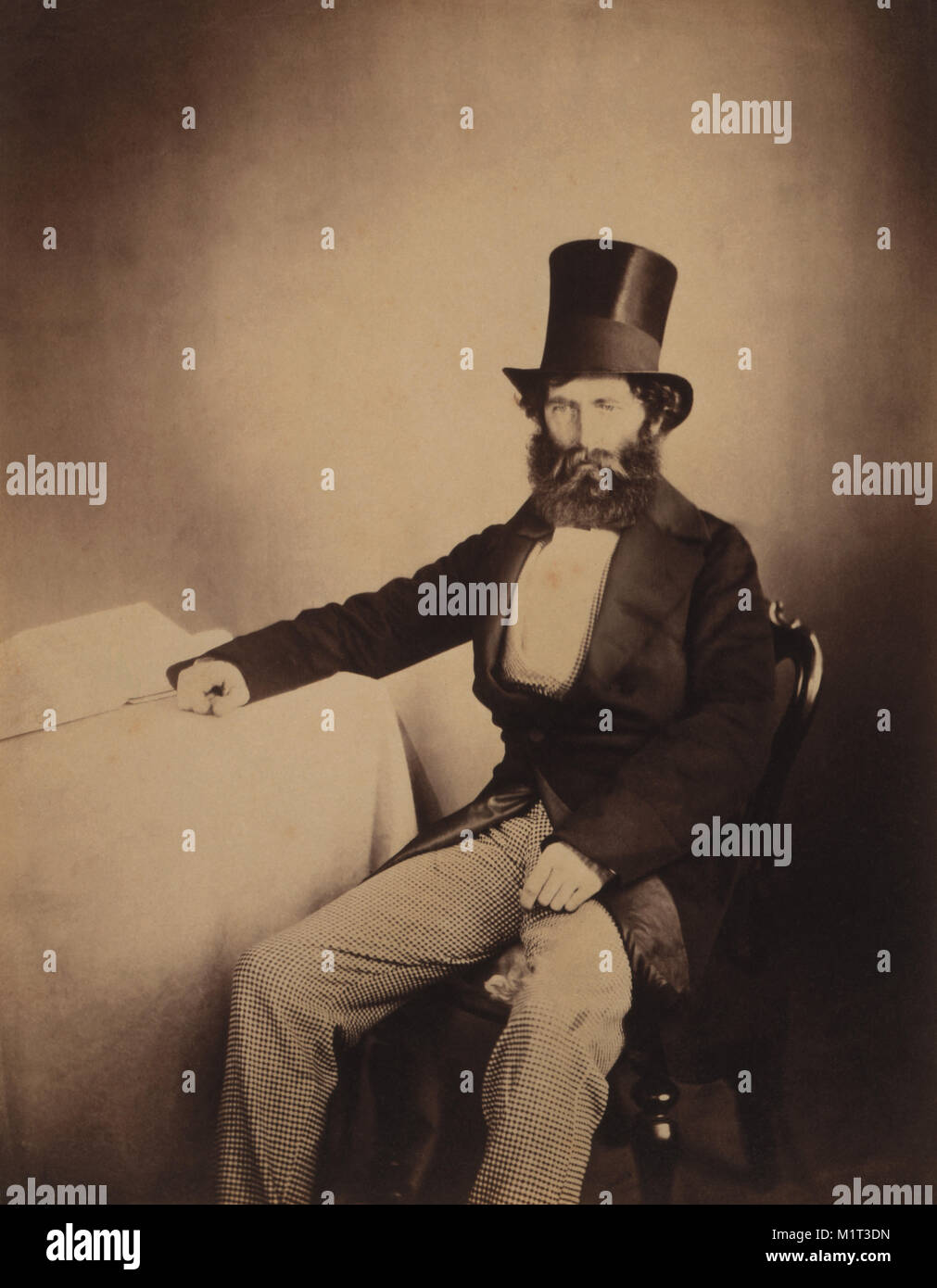 Capitano Hughes, piena lunghezza Ritratto seduto, indossa una tuta e Top Hat, Guerra di Crimea, Crimea, Ucraina, da Roger Fenton, 1855 Foto Stock