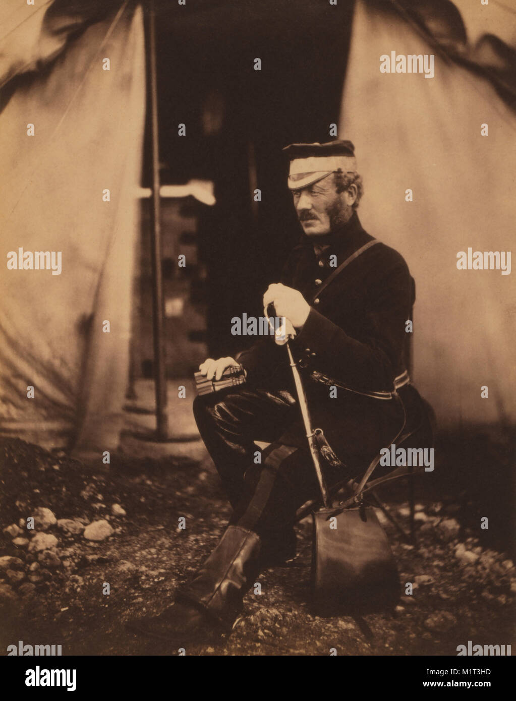 Colonnello britannico Richard Wilbraham, seduto ritratto in uniforme con la spada e binocoli, Guerra di Crimea, Crimea, Ucraina, da Roger Fenton, 1855 Foto Stock