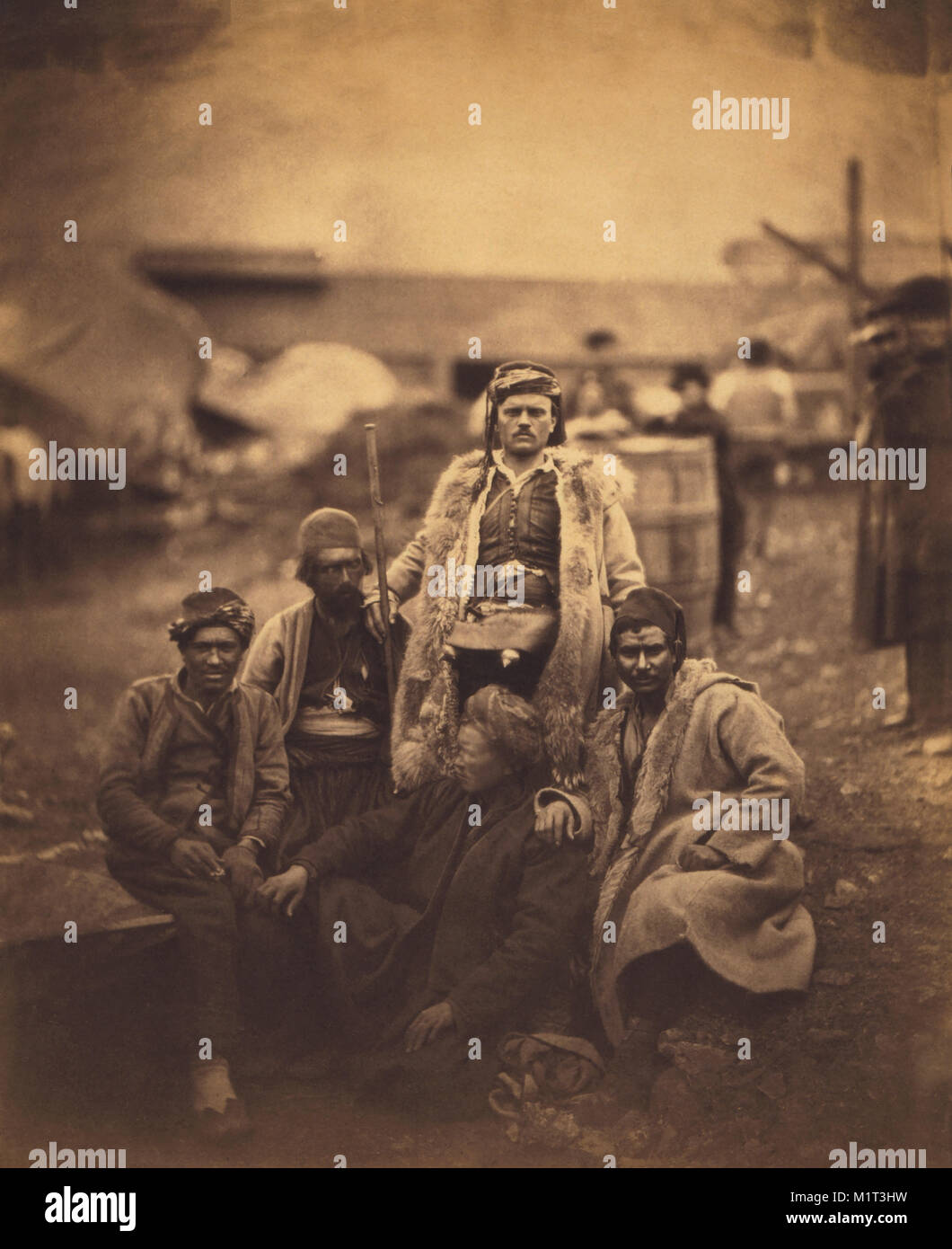 Un gruppo di operai croati, seduto ritratto, Guerra di Crimea, Crimea, Ucraina, da Roger Fenton, 1855 Foto Stock