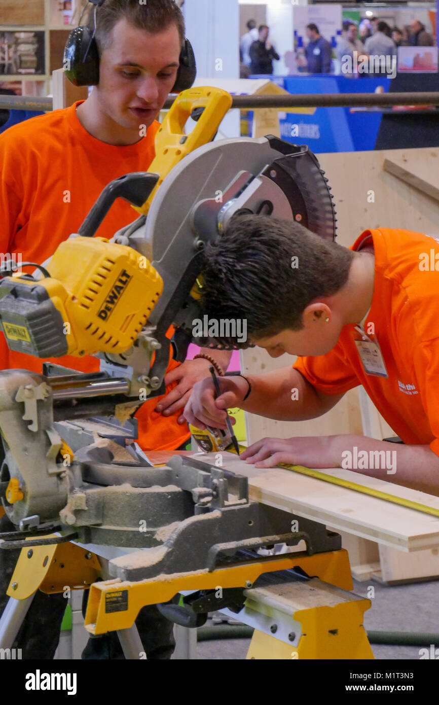 Giovani apprendisti ebenistes al Mondial des metiers job fair, Lione, Francia Foto Stock