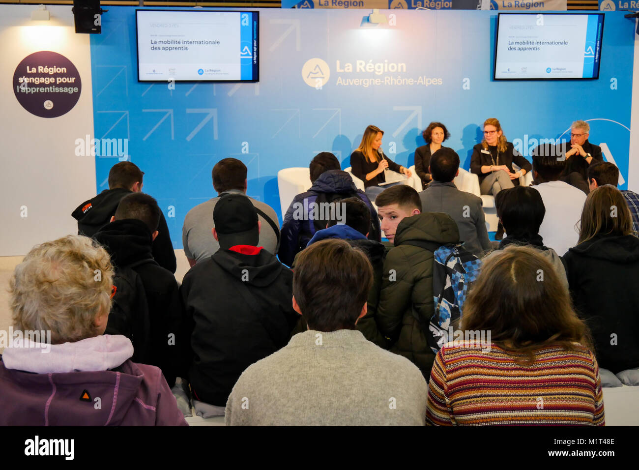 Gli studenti prendono parte alle conferenze al Mondial des metiers Job Fair, Lione, Francia Foto Stock