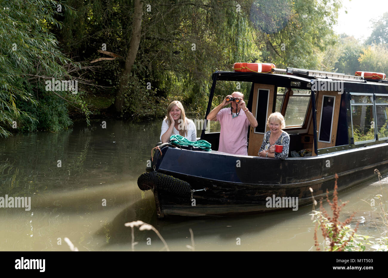 I turisti a bordo di una narrowboat sul Wilts e Berks Canal vicino a Swindon WILTSHIRE REGNO UNITO. Foto Stock