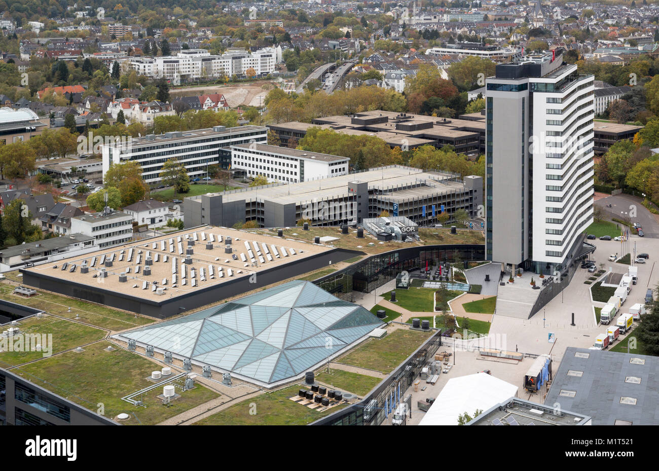 Bonn, Regierungsviertel (Bundesviertel, Parlamentsviertel), Blick vom ehemaligen Abgeordnetenhochhaus "Langer Eugen"nach Norden auf Kongresszentrum onu Foto Stock