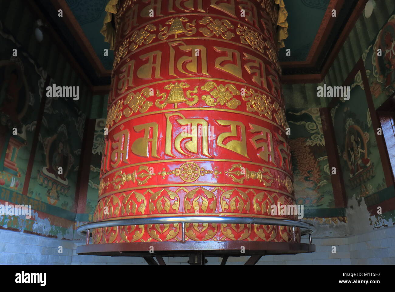 Grande campana a Dhe Chhen Ling Buddha monastero tibetano in Pokhara Nepal Foto Stock