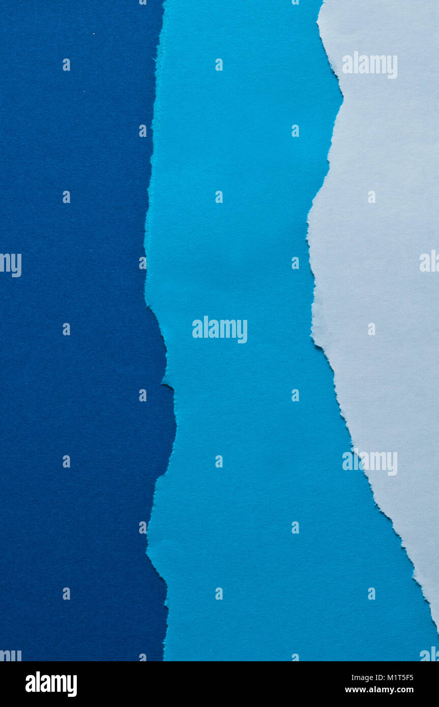Blu sfondo astratto di carta strappata in diverse gradazioni di colore Foto Stock