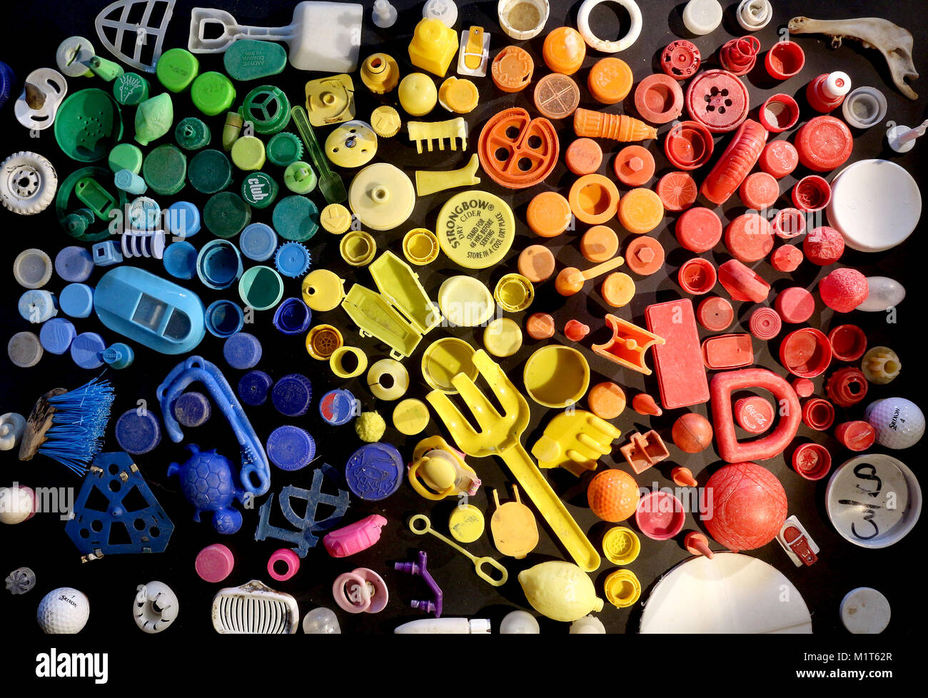 Un colorato arcobaleno di lavato fino rifiuti plastici raccolti fro al mare Foto Stock