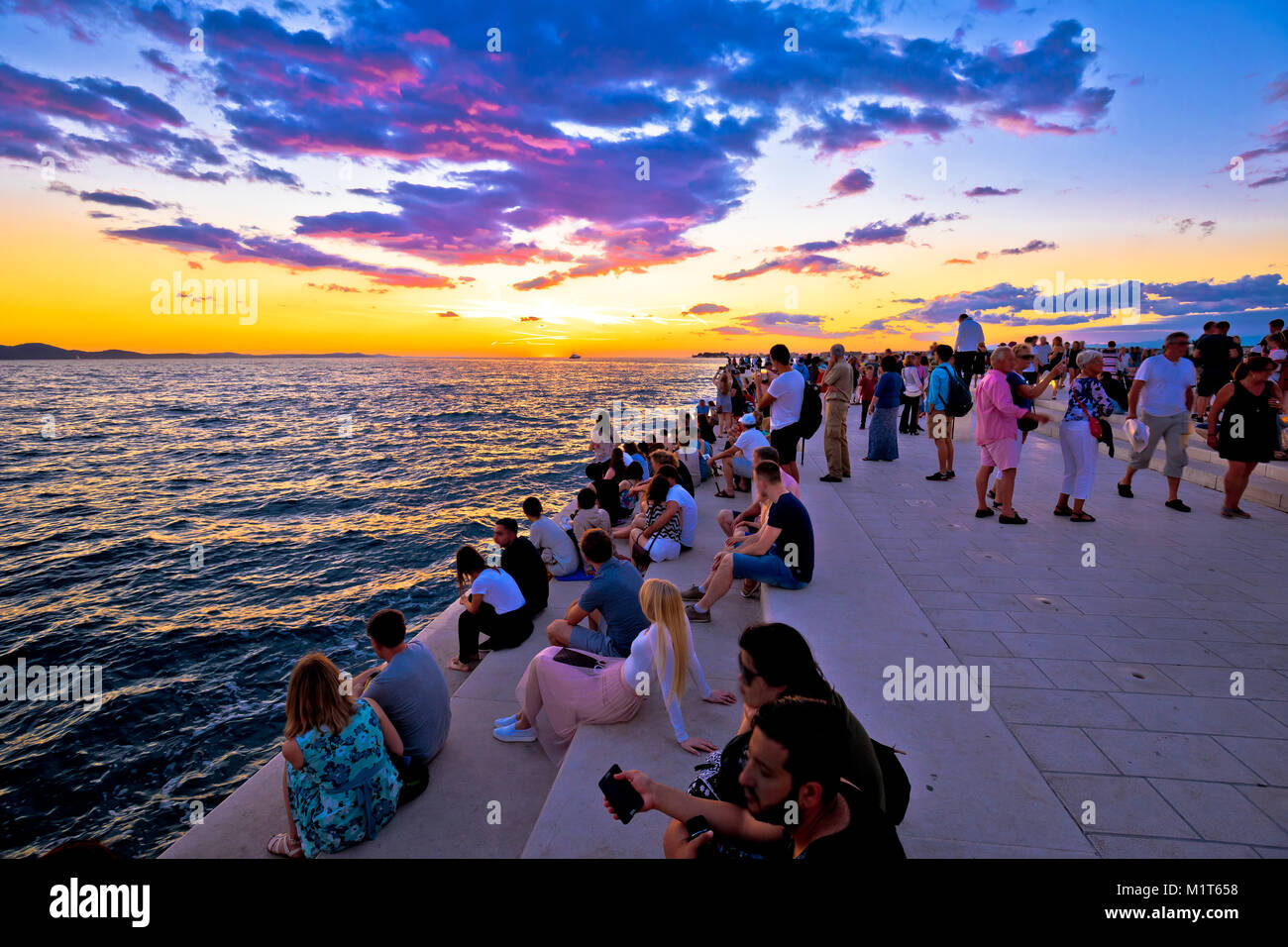 ZADAR, Croazia - 18 Luglio 2017: persone non identificate sul mare di Zara  organi al tramonto. Molti turisti visite uniche oggetto architettonico  situato su Zadar w Foto stock - Alamy