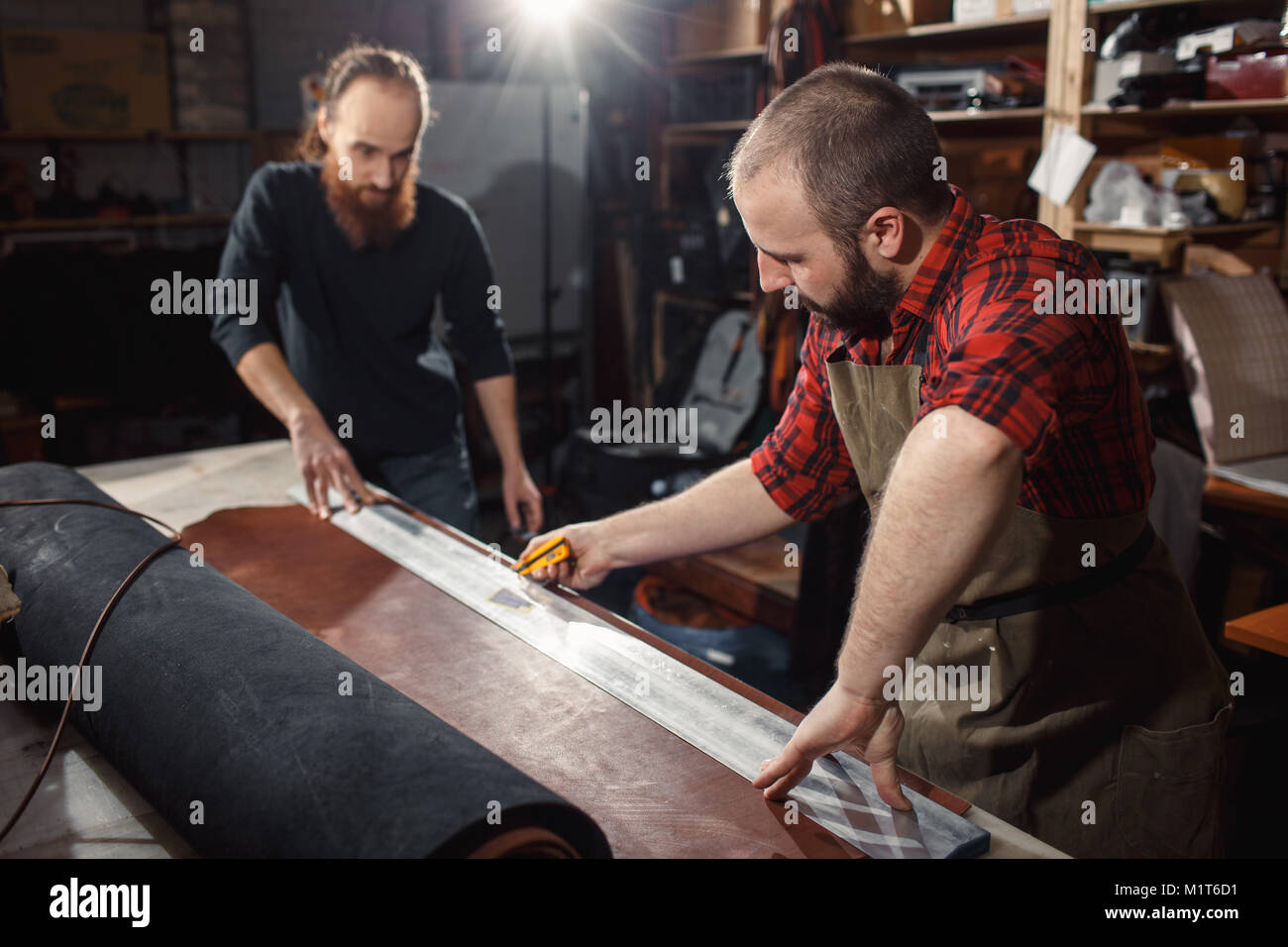 Il processo di lavorazione del cuoio workshop. Tanner in Antica Conceria. Foto Stock