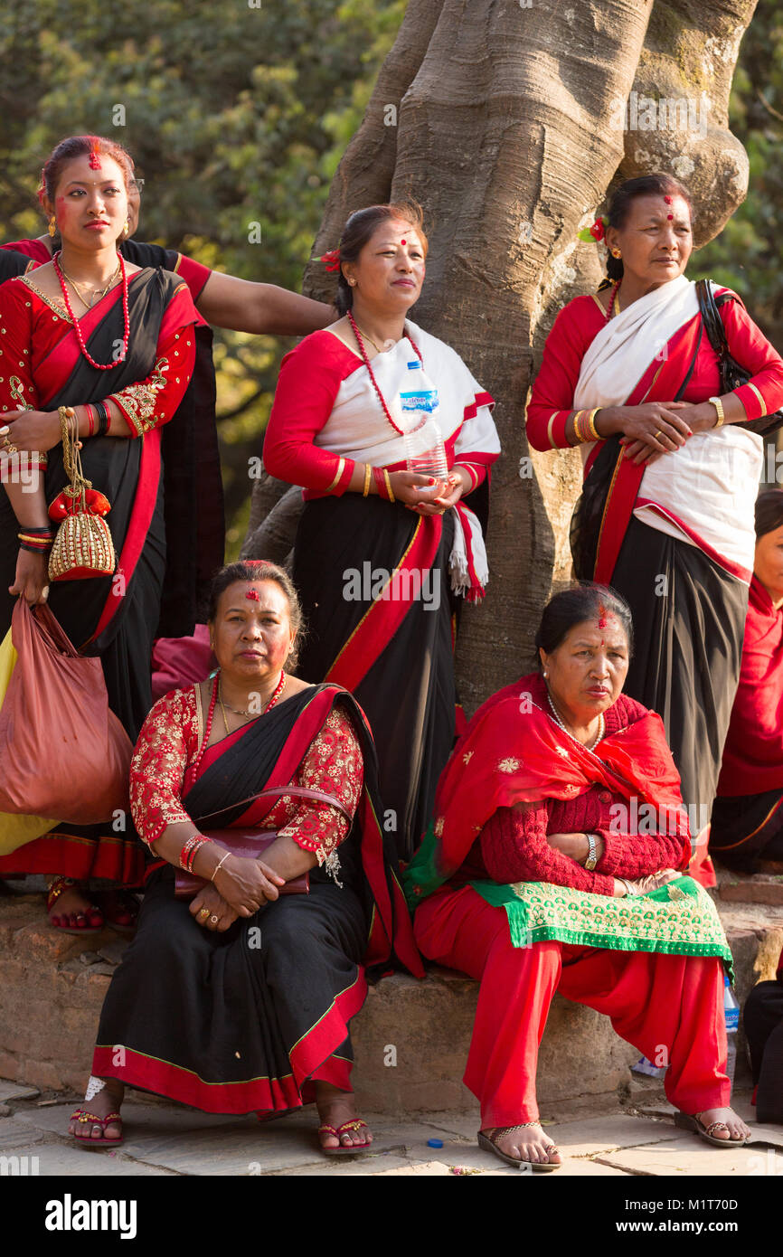 Kathmandu, Nepal-March 6, 2017: Newar non identificato le donne con i loro costumi tradizionali e il trucco in una festa campestre denominato '' Newari '' a Kathmandu. Foto Stock
