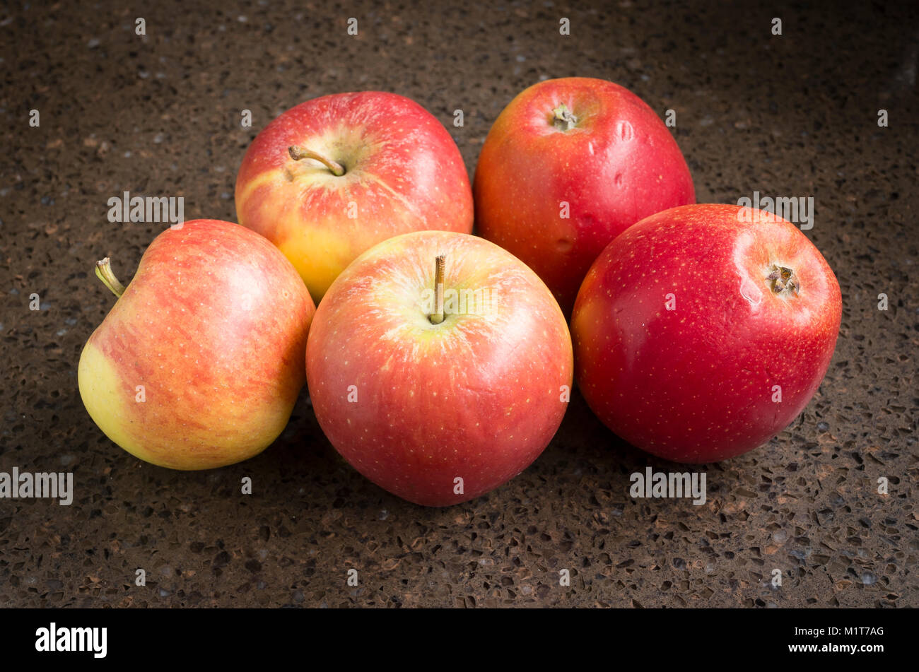 Selezione di shop-acquistato Kansi mele varietà Nicoter caratterizzato da coloour, il gusto e la freschezza Foto Stock