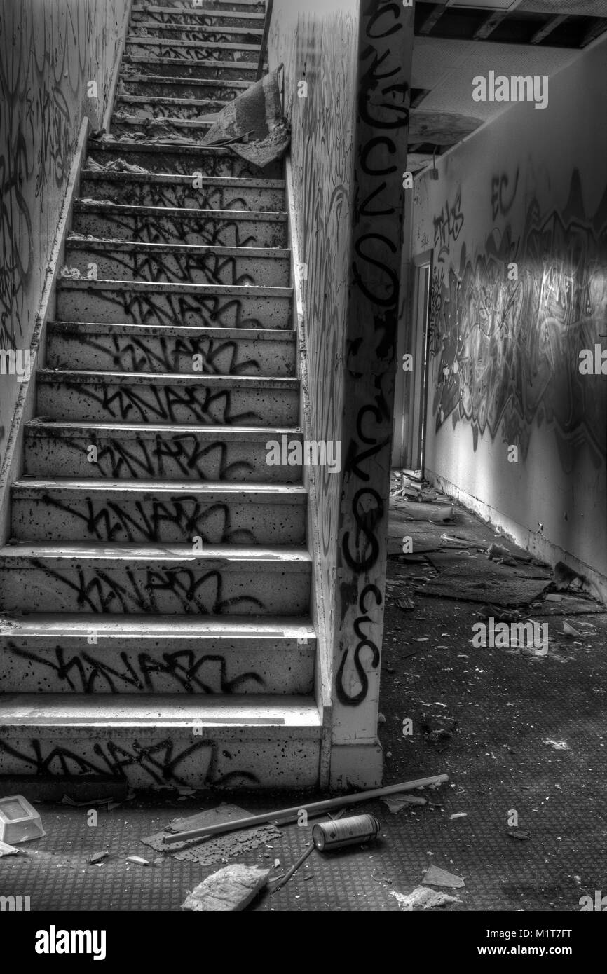 Graffiti sulle scale in costruzione abbandonata. Foto Stock