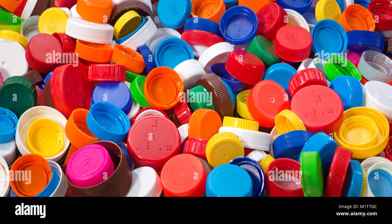In plastica colorata i tappi di bottiglia Foto Stock