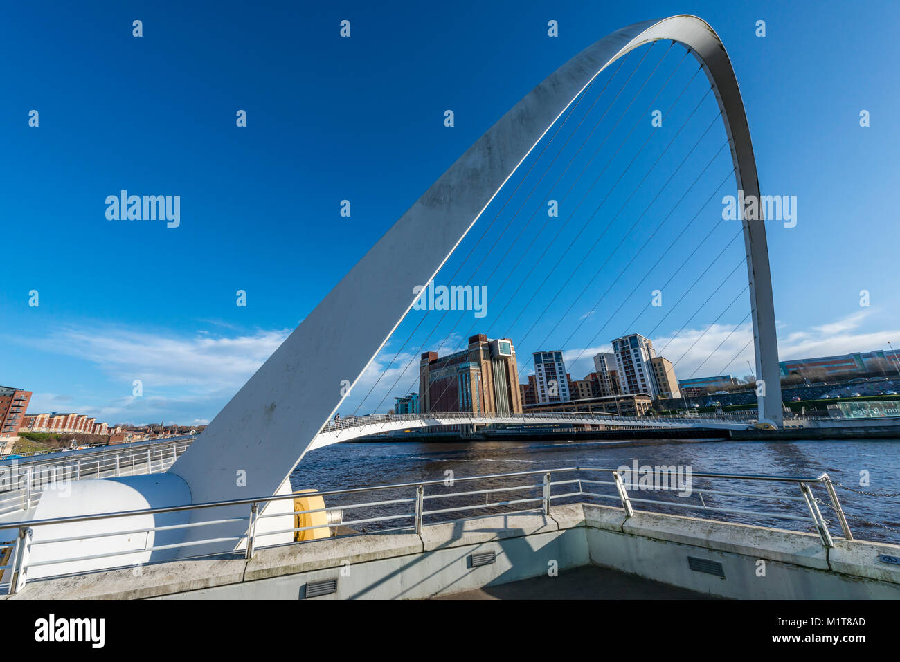 Gateshead Millennium Bridge, Newcastle upon Tyne, Regno Unito Foto Stock